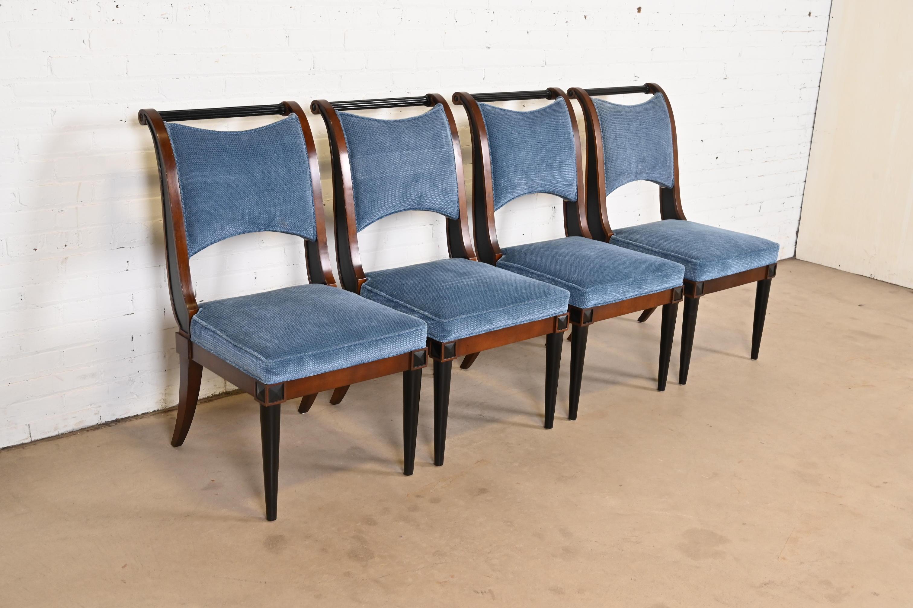 Baker Furniture Regency Esszimmerstühle aus Kirschbaumholz und ebonisiert, Vierer-Set (20. Jahrhundert) im Angebot