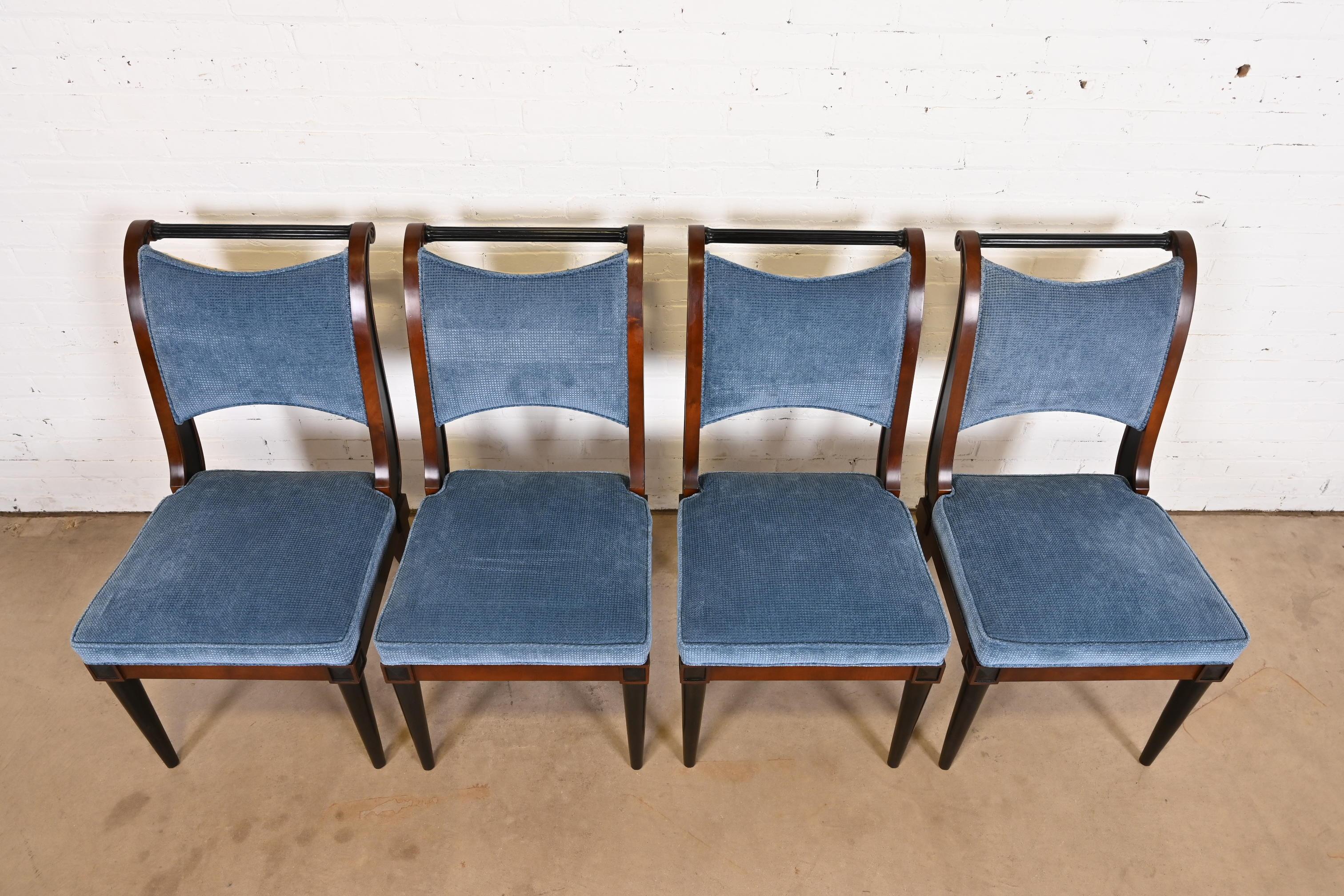 Baker Furniture Regency Esszimmerstühle aus Kirschbaumholz und ebonisiert, Vierer-Set (Polster) im Angebot