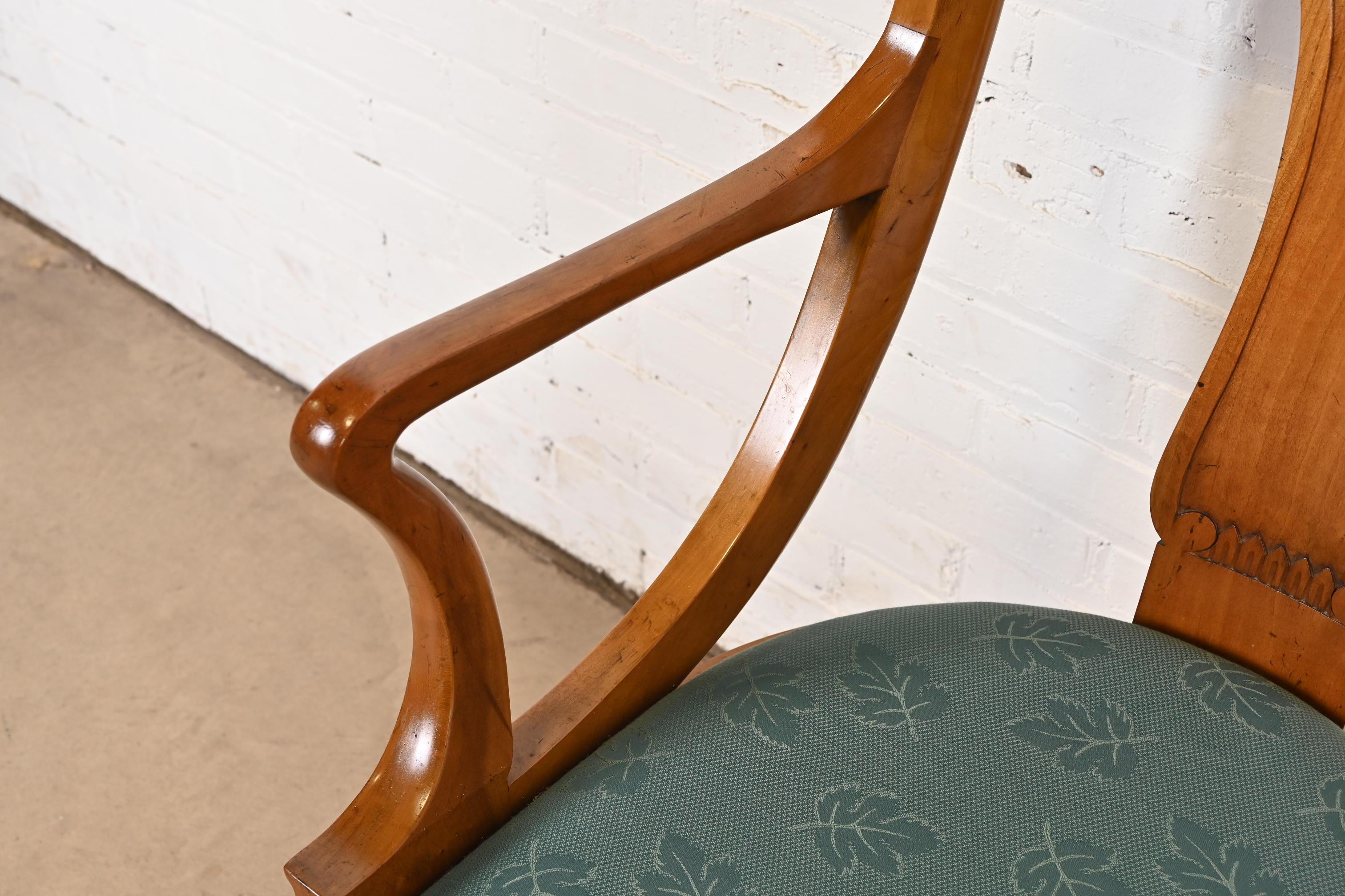 Baker Furniture Regency Klismos Kirschbaumholz-Esszimmerstühle, Sechser-Set im Angebot 4