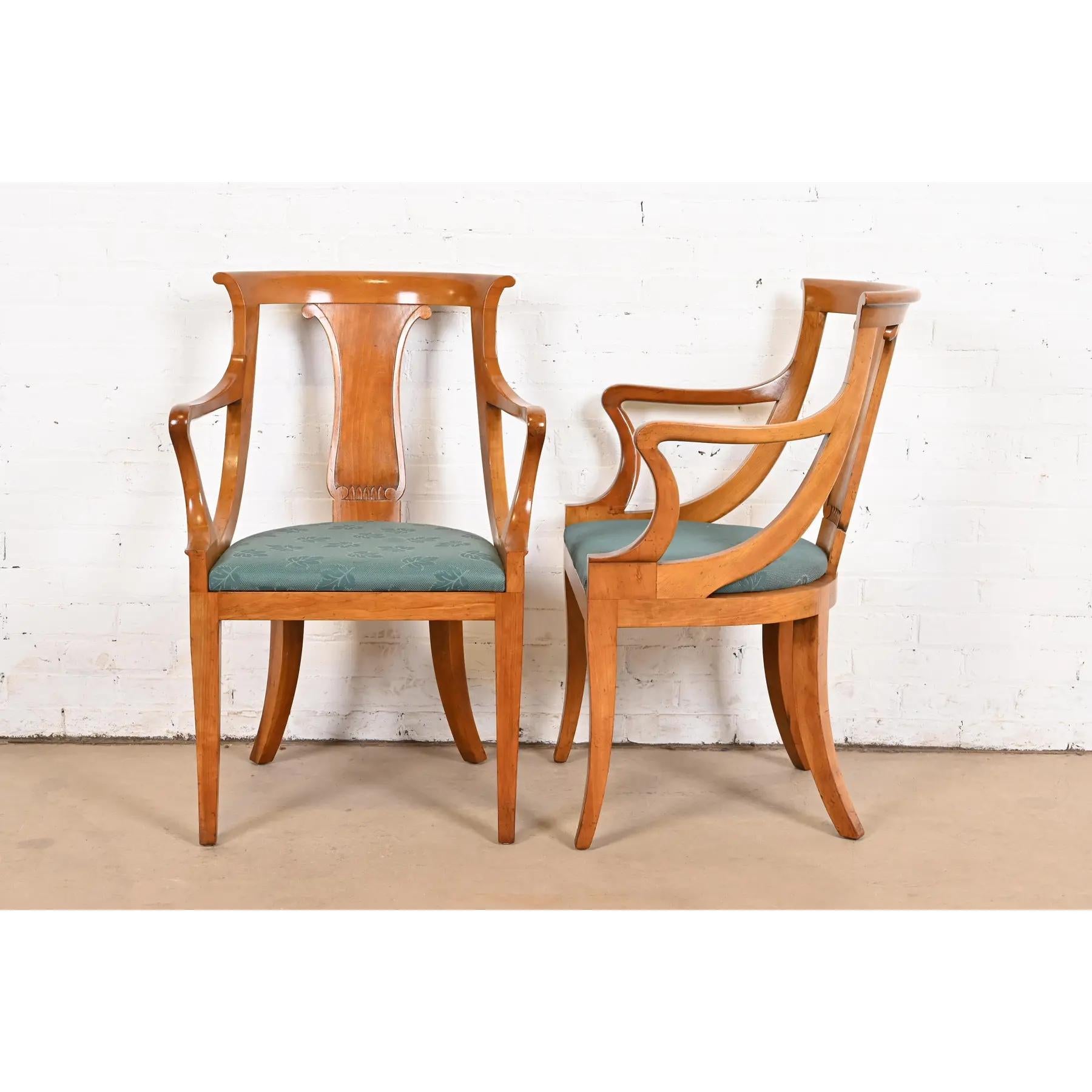 Baker Furniture Regency Klismos Kirschbaumholz-Esszimmerstühle, Sechser-Set im Angebot 4
