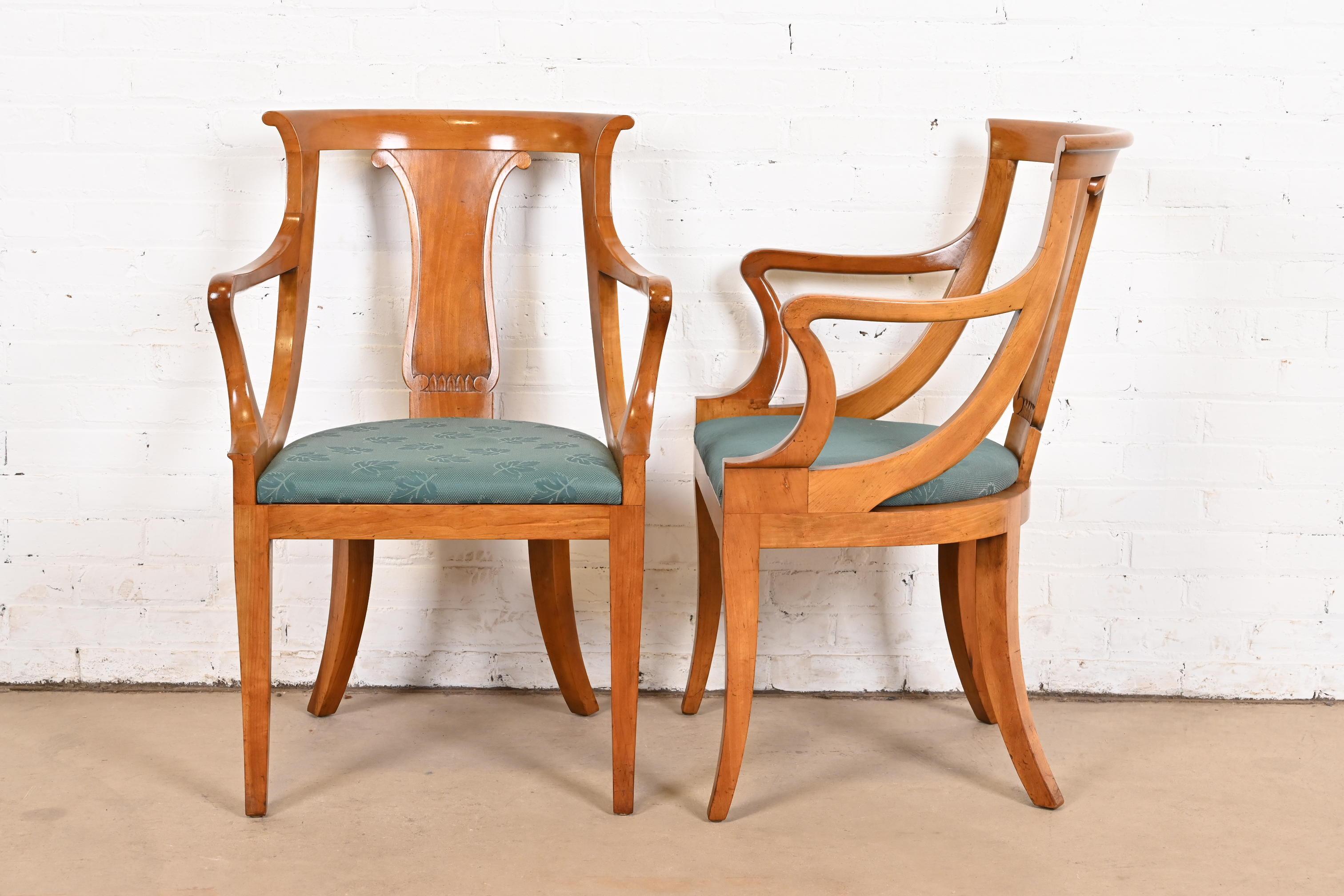Baker Furniture Regency Klismos Kirschbaumholz-Esszimmerstühle, Sechser-Set im Angebot 5