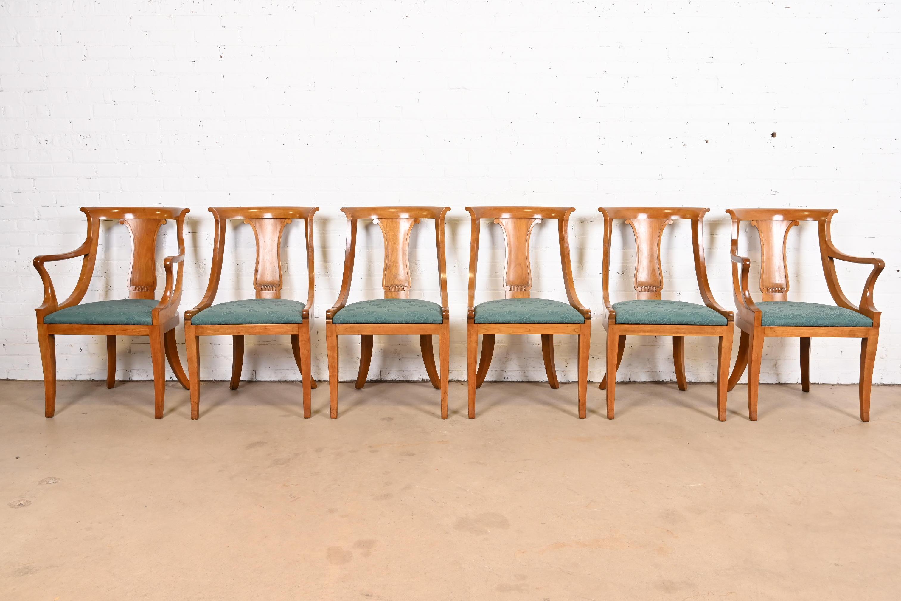 Ein prächtiger Satz von sechs Klismos-Esszimmerstühlen im Regency-Stil

Von Baker Furniture

USA, Ende des 20. Jahrhunderts

Rahmen aus massivem Kirschholz, mit gepolsterten Sitzen.

Maßnahmen: 
Beistellstühle: 20,5 