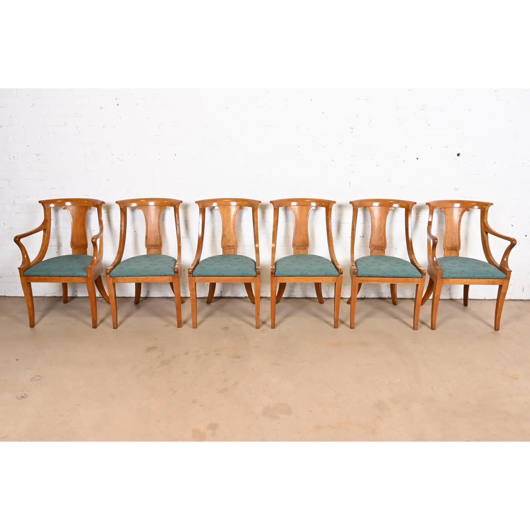 Ein prächtiger Satz von sechs Klismos-Esszimmerstühlen im Regency-Stil

Von Baker Furniture

USA, ca. 1960er Jahre

Massive geschnitzte Kirschholzrahmen, mit gepolsterten Sitzen.

Maßnahmen:
Beistellstühle: 20,5 