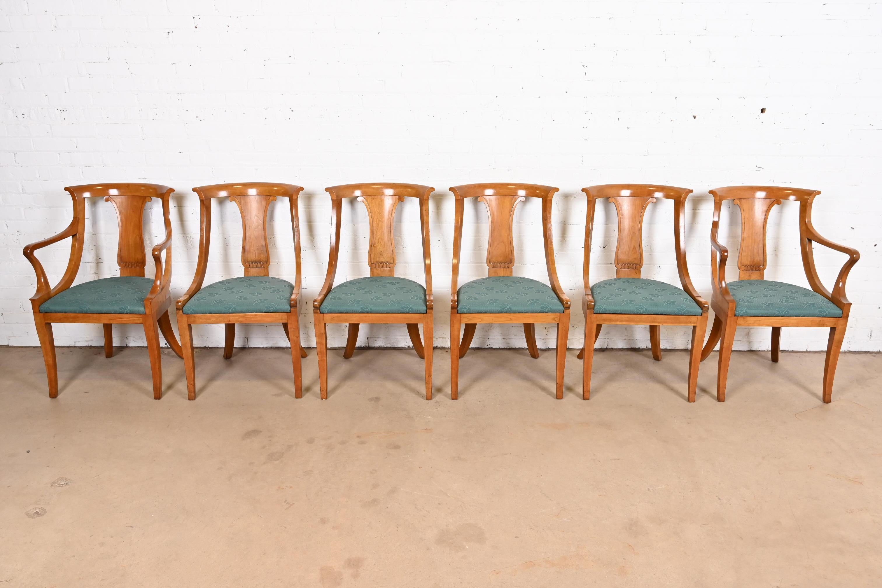 Baker Furniture Regency Klismos Kirschbaumholz-Esszimmerstühle, Sechser-Set (amerikanisch) im Angebot
