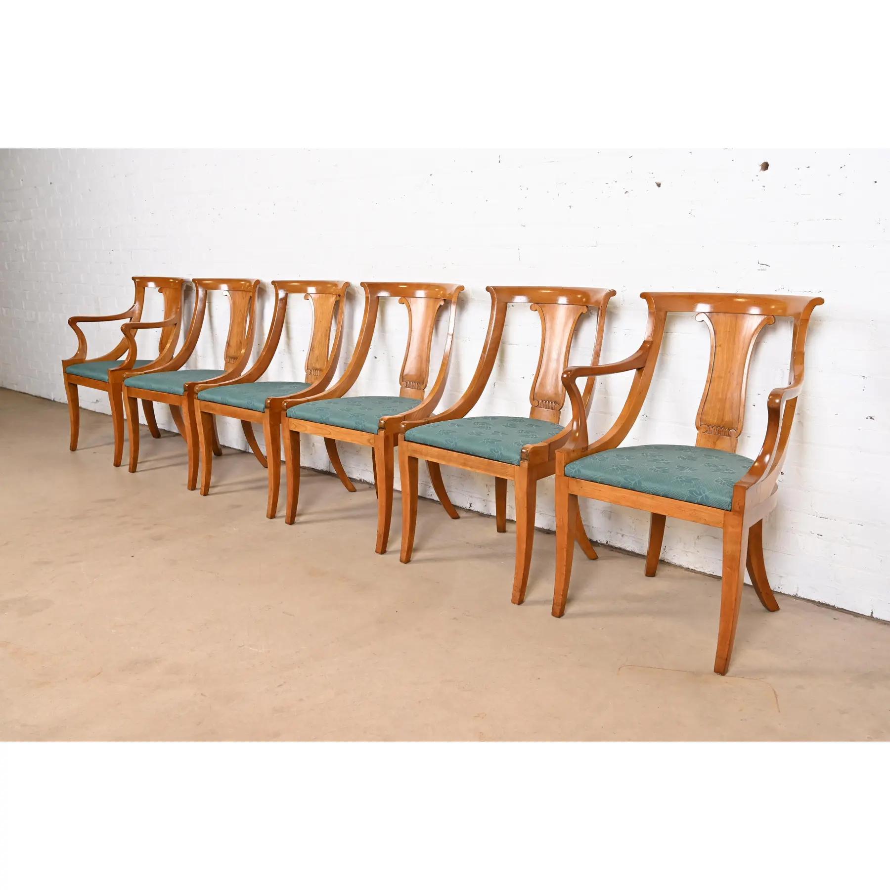 Baker Furniture Regency Klismos Kirschbaumholz-Esszimmerstühle, Sechser-Set (amerikanisch) im Angebot