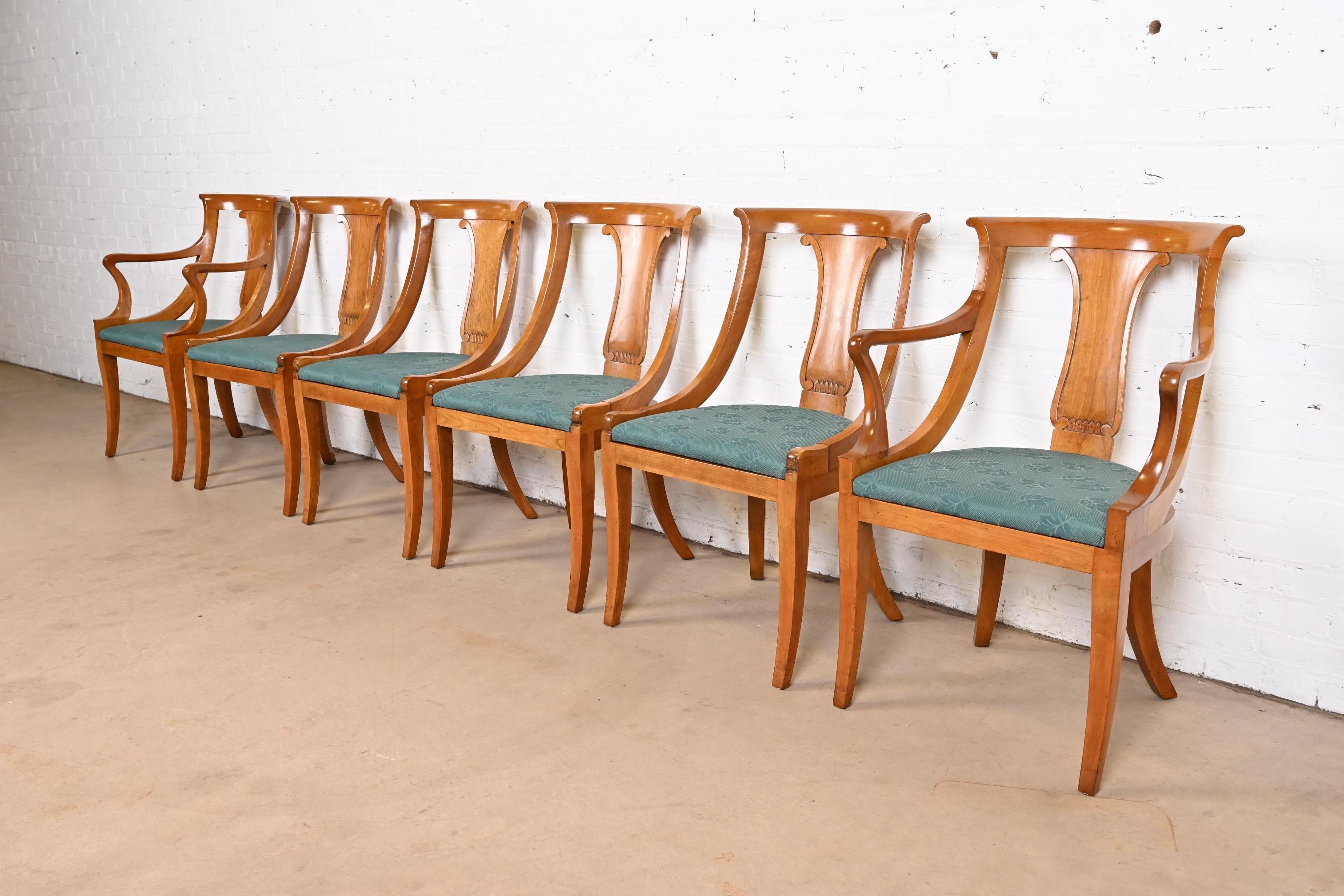 Baker Furniture Regency Klismos Kirschbaumholz-Esszimmerstühle, Sechser-Set im Zustand „Gut“ im Angebot in South Bend, IN