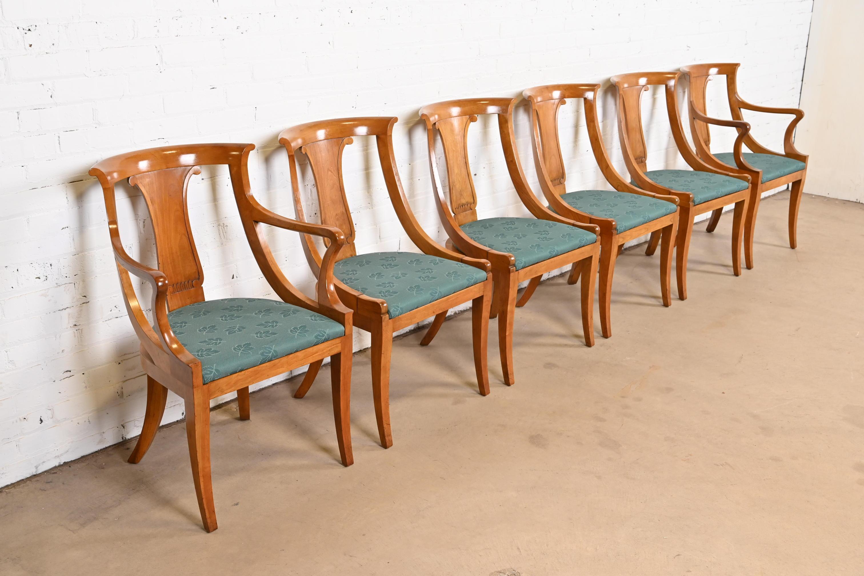 Baker Furniture Regency Klismos Kirschbaumholz-Esszimmerstühle, Sechser-Set (20. Jahrhundert) im Angebot