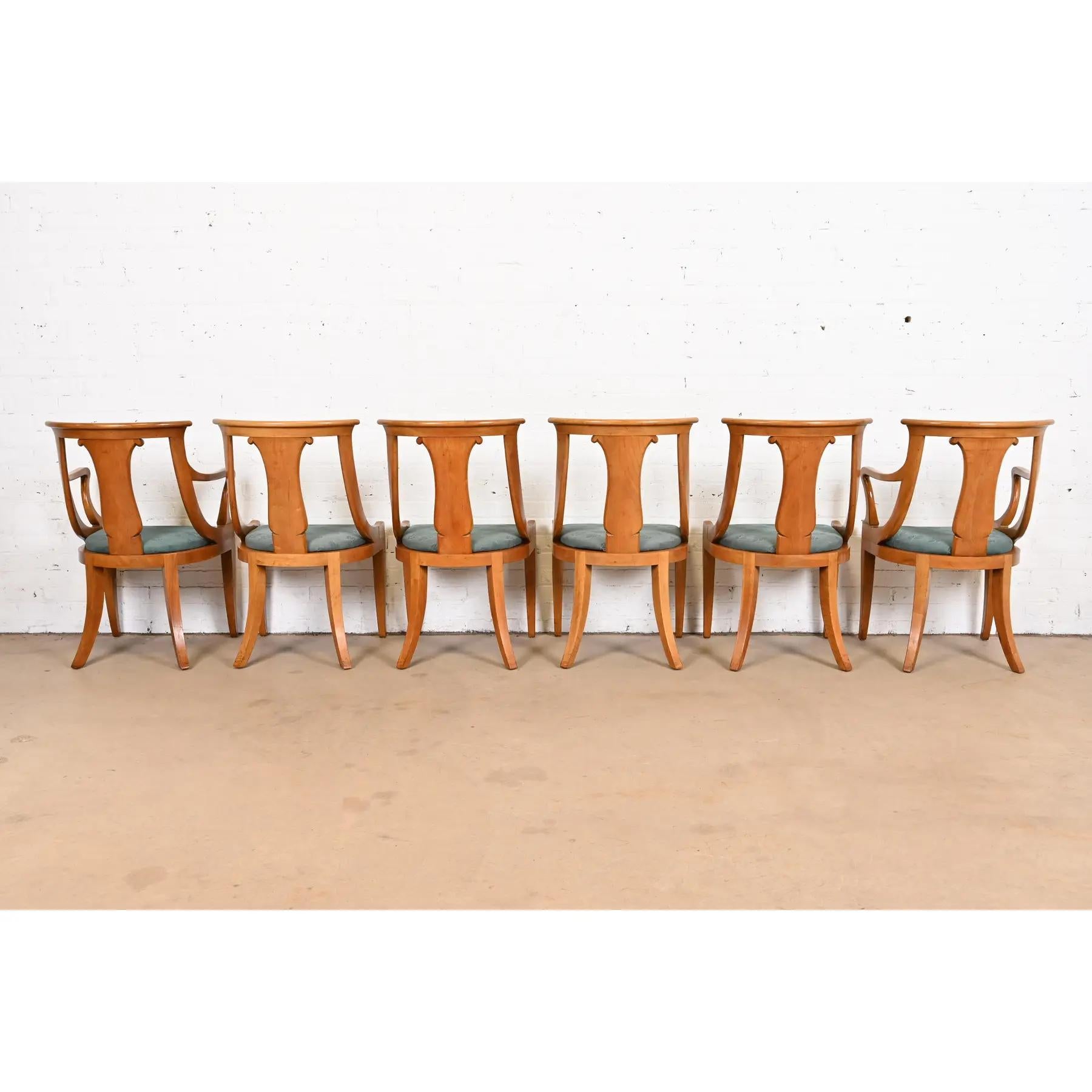 Baker Furniture Regency Klismos Kirschbaumholz-Esszimmerstühle, Sechser-Set (Mitte des 20. Jahrhunderts) im Angebot