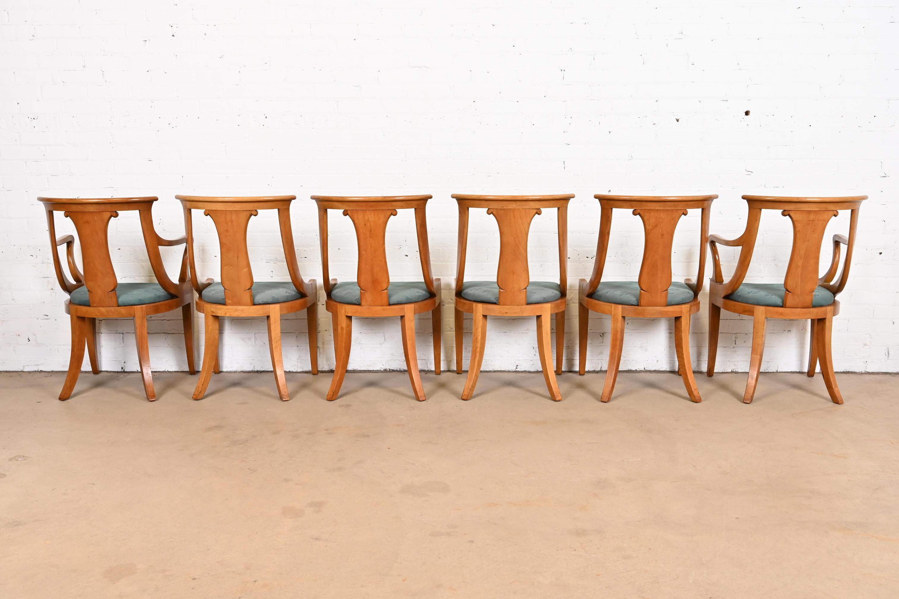 Baker Furniture Regency Klismos Kirschbaumholz-Esszimmerstühle, Sechser-Set (Polster) im Angebot