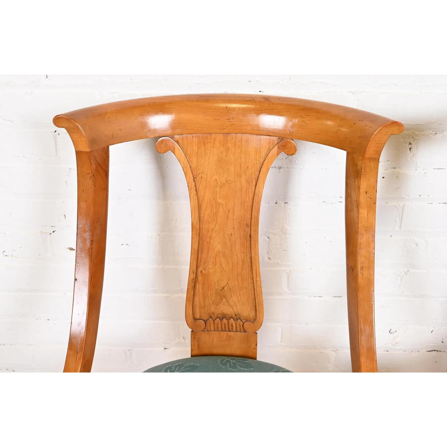 Baker Furniture Regency Klismos Kirschbaumholz-Esszimmerstühle, Sechser-Set (Polster) im Angebot