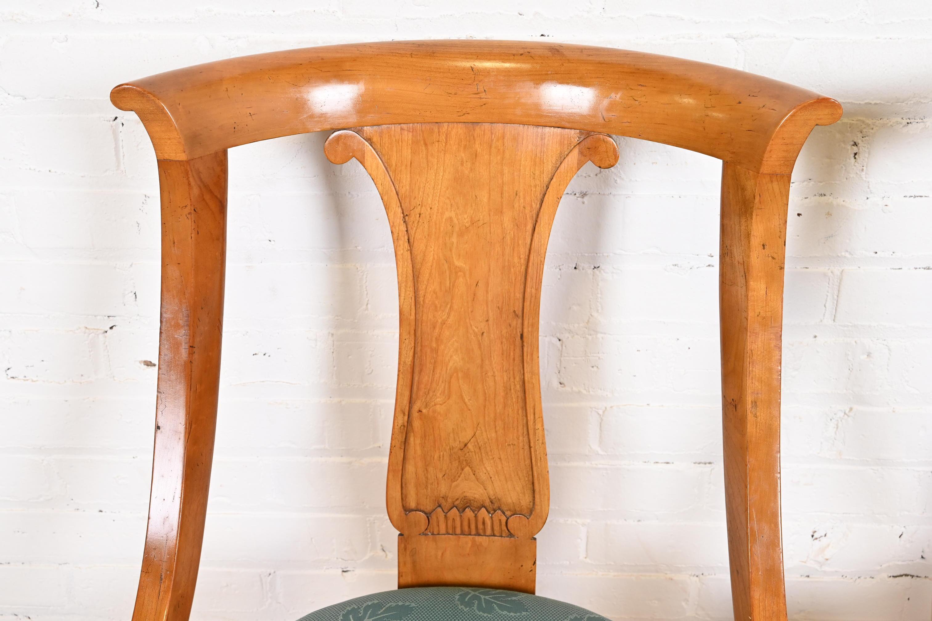 Baker Furniture Regency Klismos Kirschbaumholz-Esszimmerstühle, Sechser-Set im Angebot 1