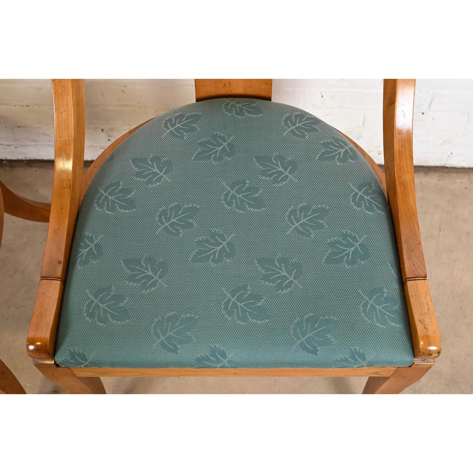Baker Furniture Regency Klismos Kirschbaumholz-Esszimmerstühle, Sechser-Set im Angebot 1