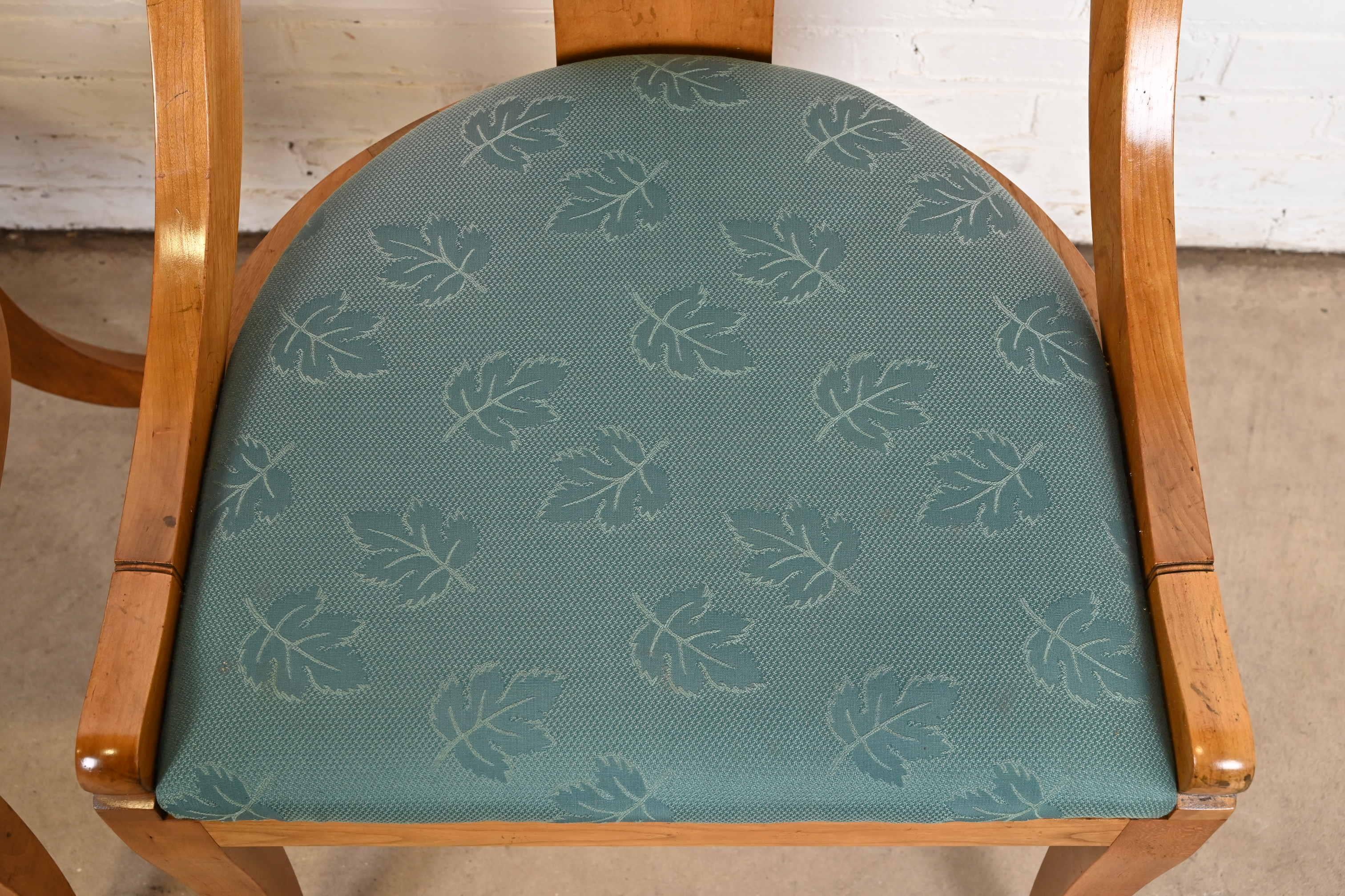 Baker Furniture Regency Klismos Kirschbaumholz-Esszimmerstühle, Sechser-Set im Angebot 2