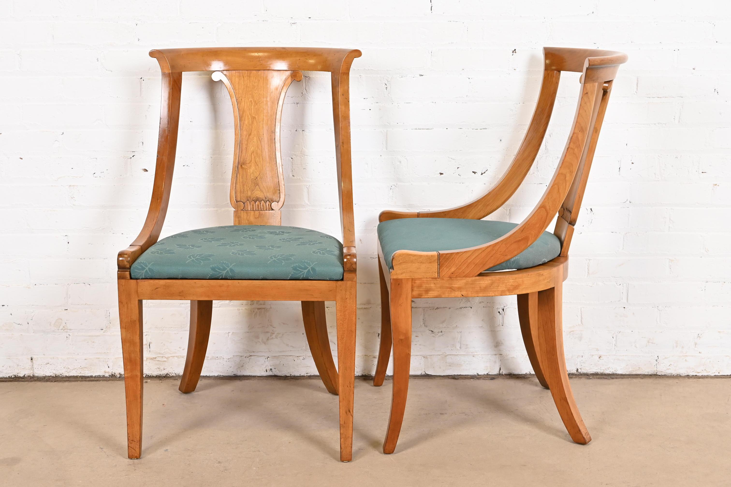 Baker Furniture Regency Klismos Kirschbaumholz-Esszimmerstühle, Sechser-Set im Angebot 3