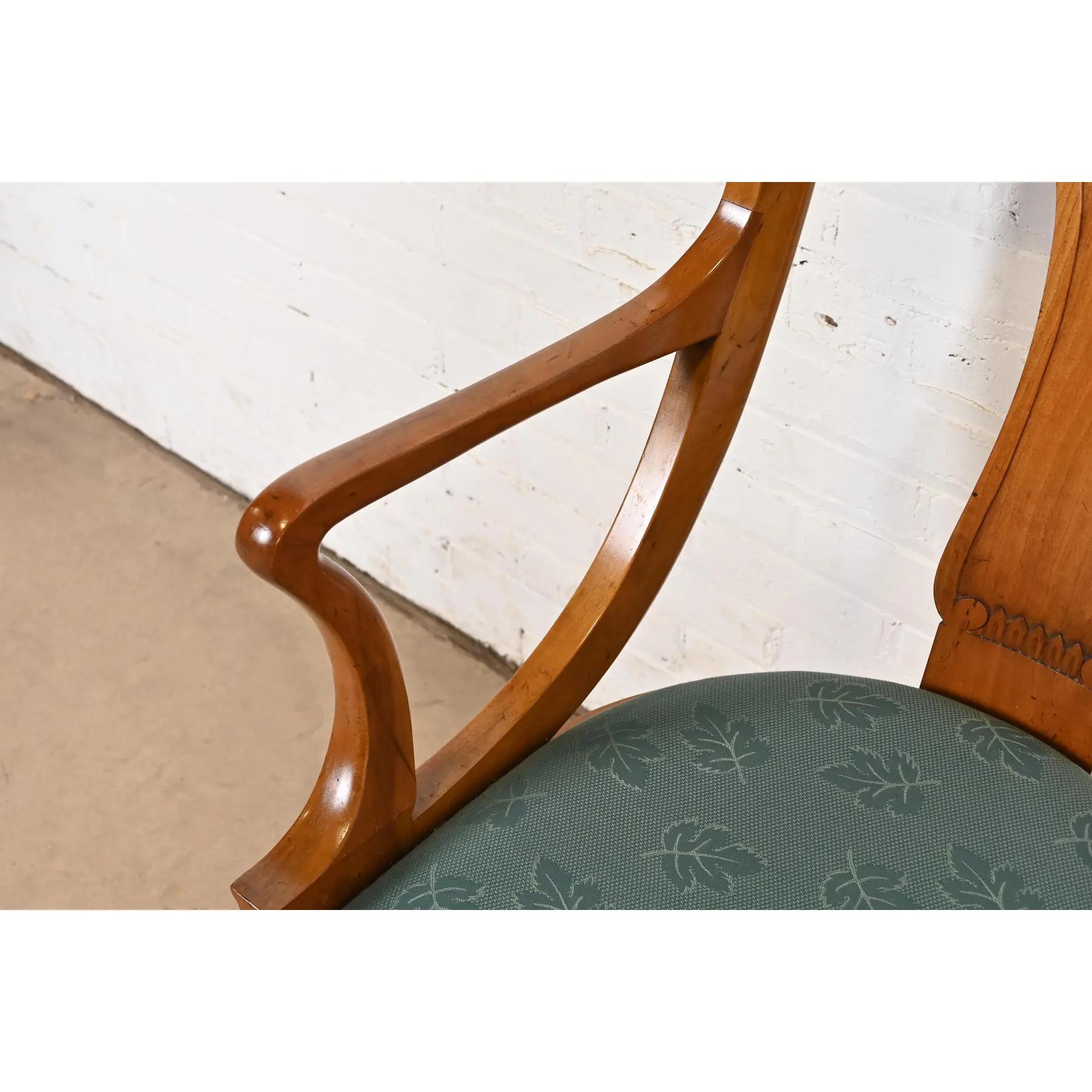 Baker Furniture Regency Klismos Kirschbaumholz-Esszimmerstühle, Sechser-Set im Angebot 3