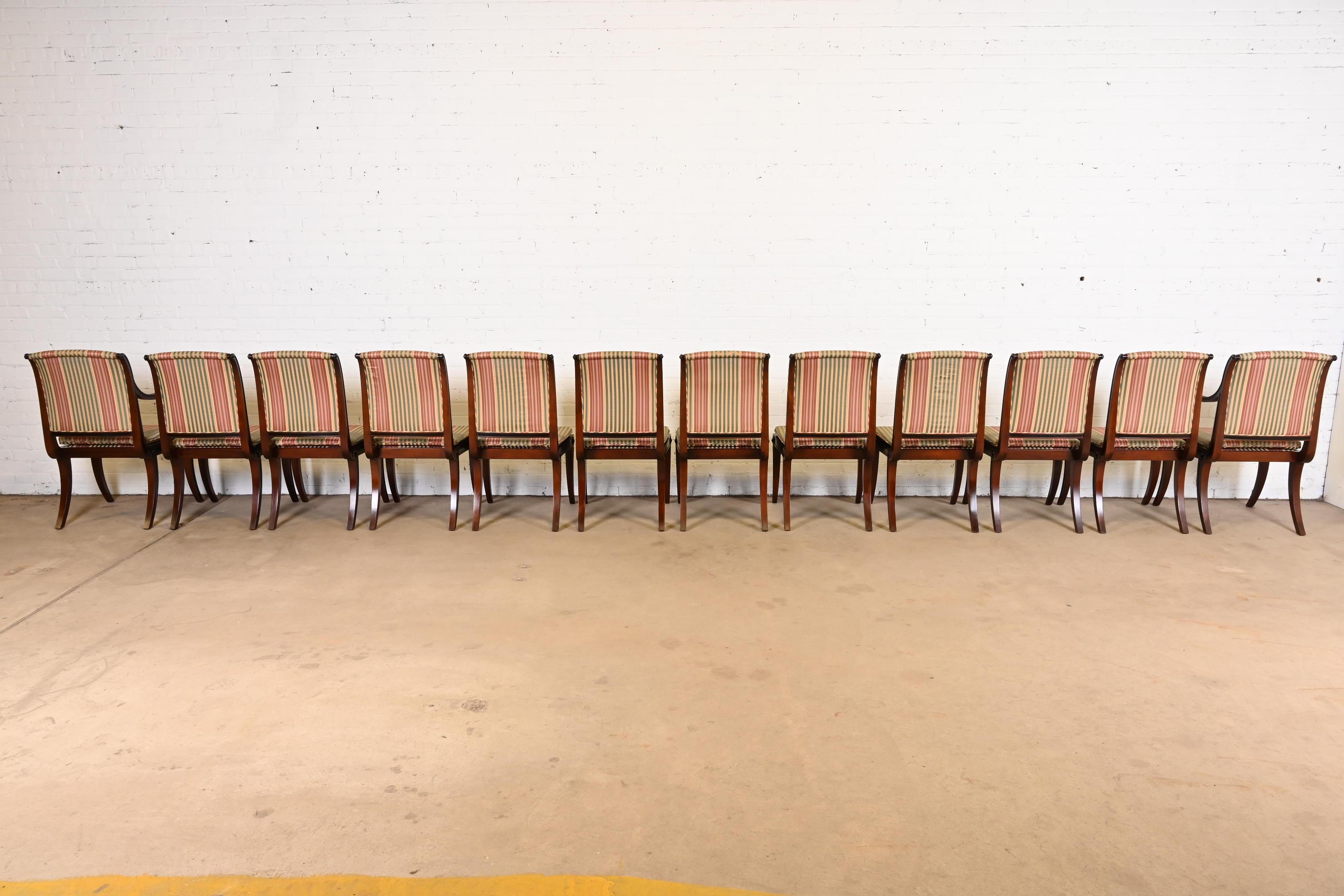 Baker Furniture Regency-Esszimmerstühle aus Mahagoni und ebonisiertem Mahagoni, Satz von zwölf Stühlen im Angebot 5
