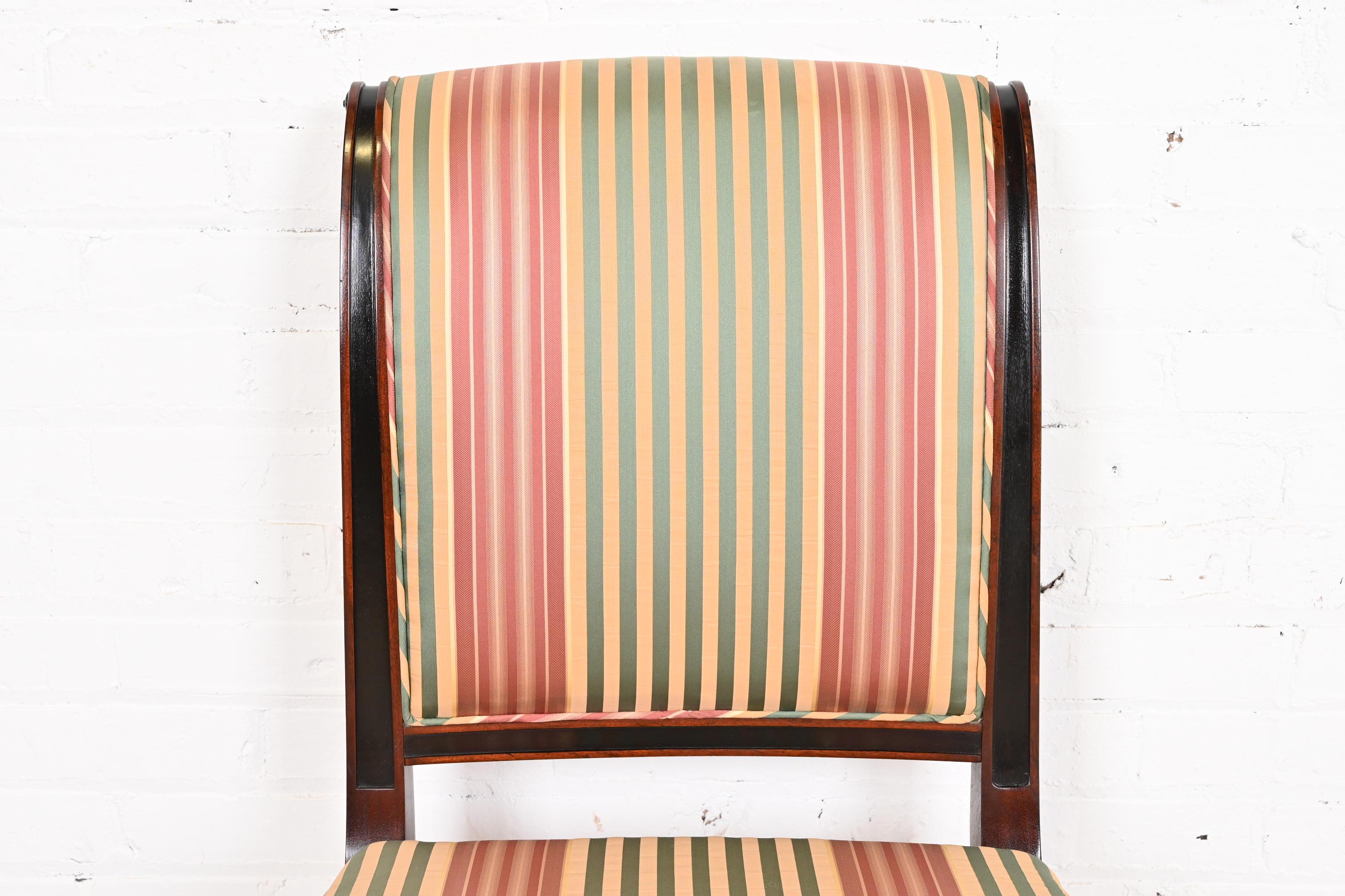 Baker Furniture Regency-Esszimmerstühle aus Mahagoni und ebonisiertem Mahagoni, Satz von zwölf Stühlen im Angebot 7