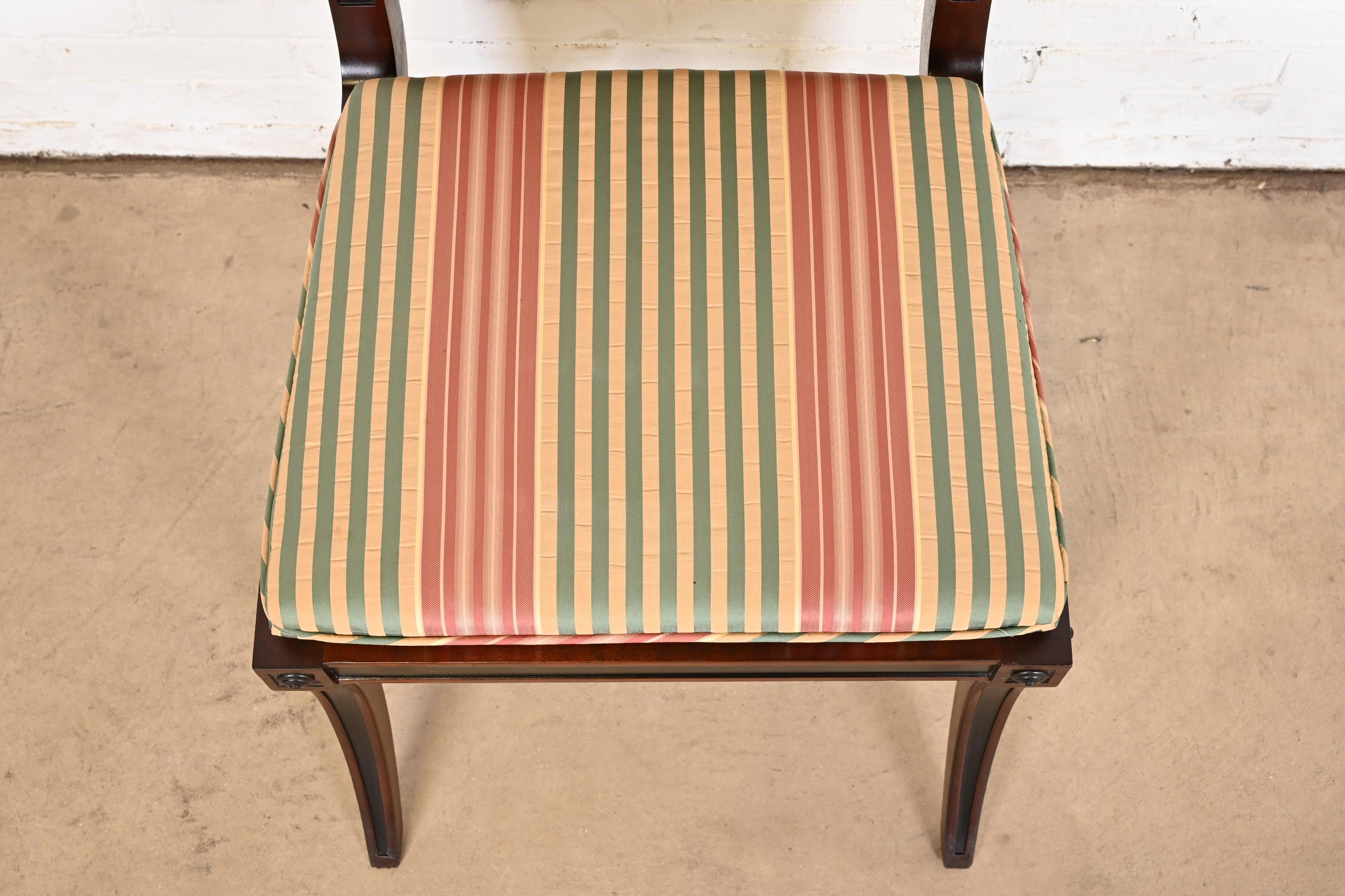 Baker Furniture Regency-Esszimmerstühle aus Mahagoni und ebonisiertem Mahagoni, Satz von zwölf Stühlen im Angebot 8