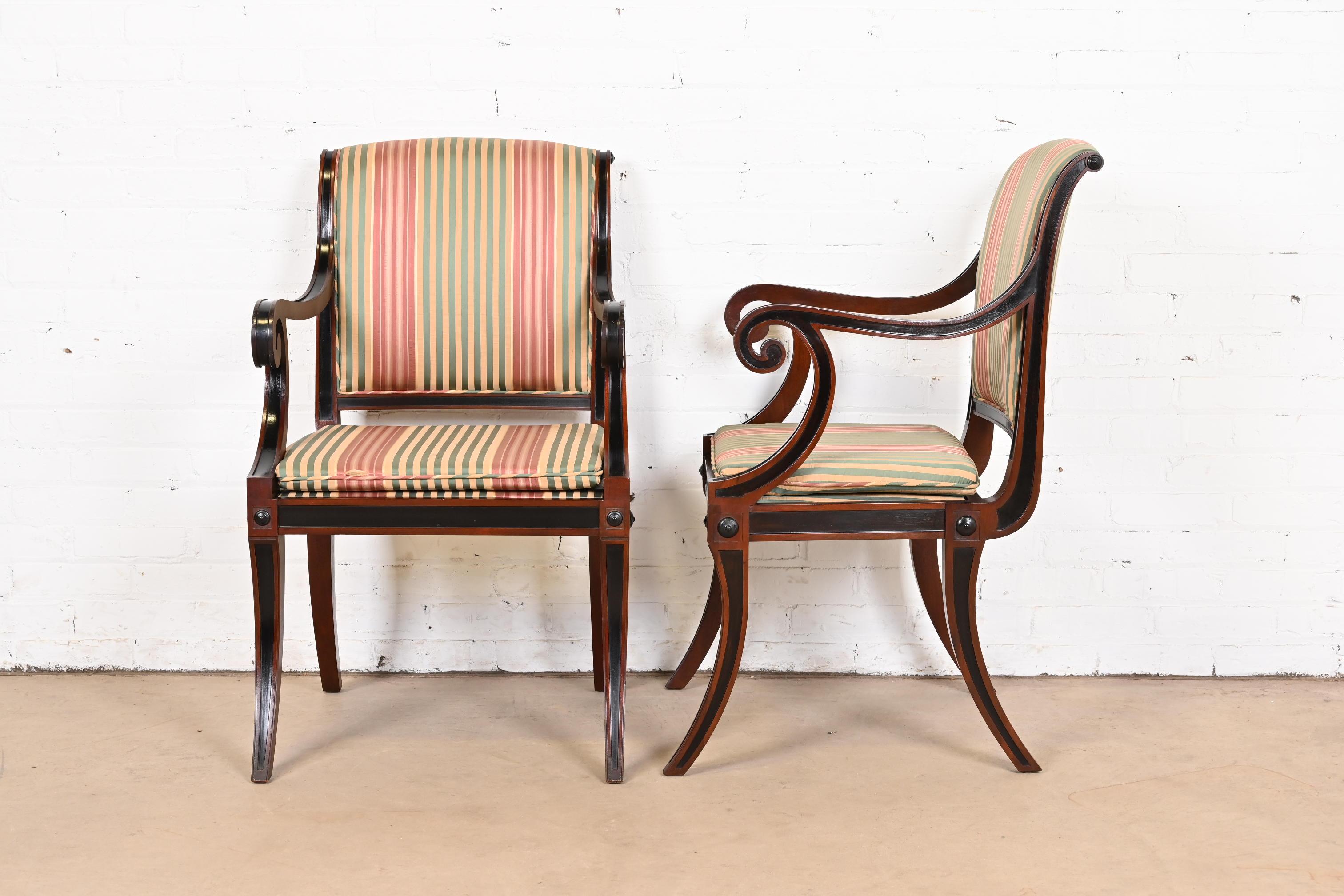 Baker Furniture Regency-Esszimmerstühle aus Mahagoni und ebonisiertem Mahagoni, Satz von zwölf Stühlen im Angebot 12
