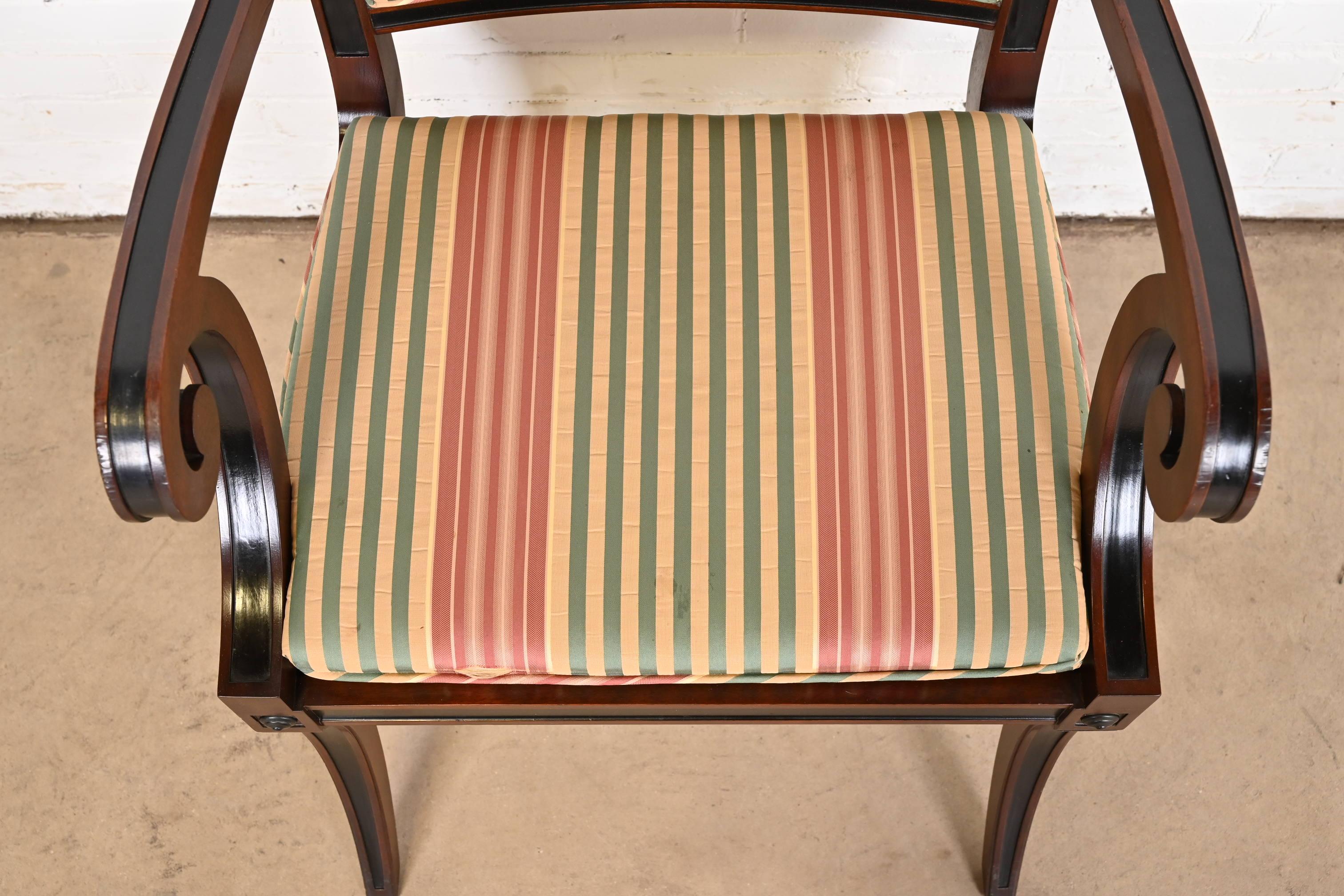 Baker Furniture ensemble de douze chaises de salle à manger Regency en acajou et en ébène en vente 12