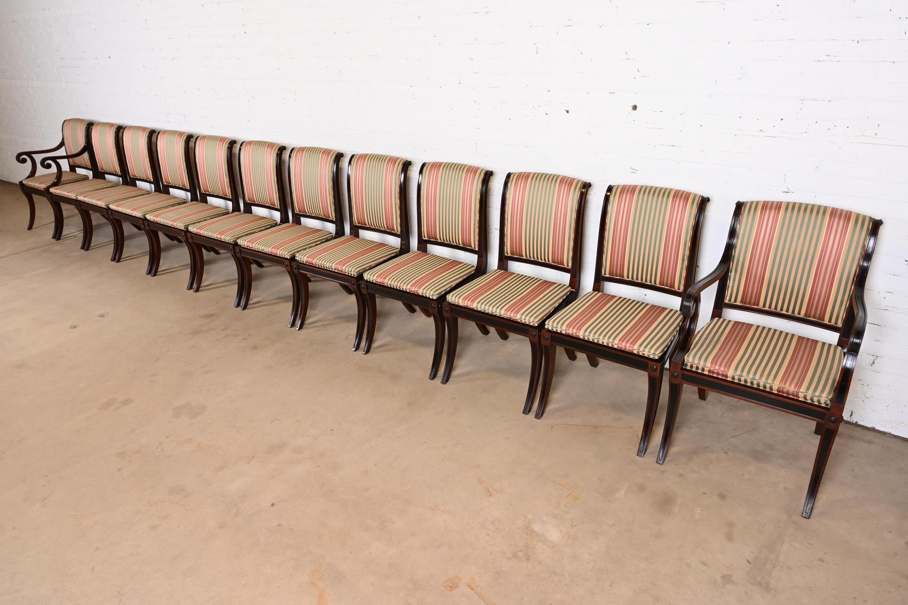 Américain Baker Furniture ensemble de douze chaises de salle à manger Regency en acajou et en ébène en vente