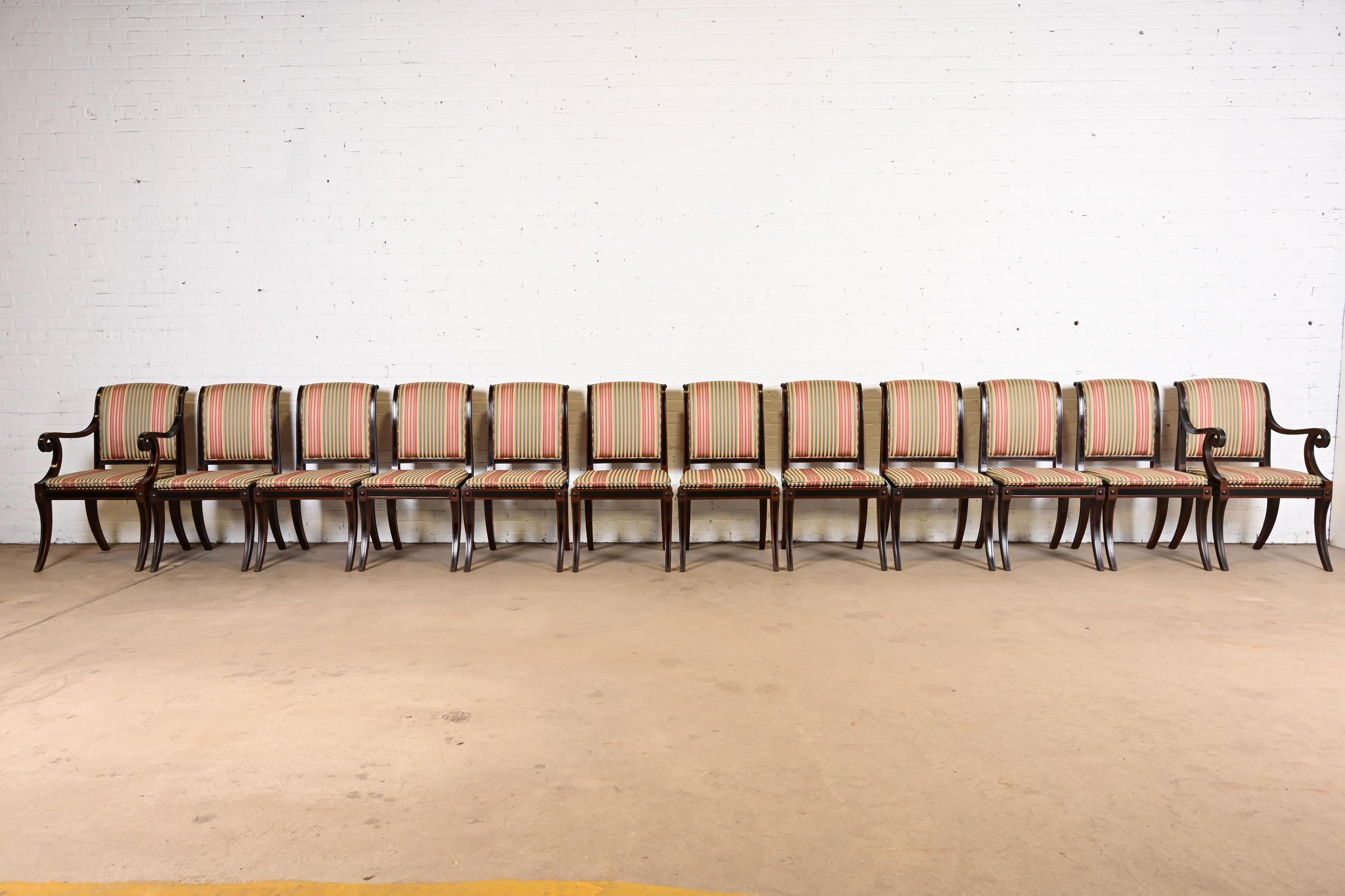Baker Furniture ensemble de douze chaises de salle à manger Regency en acajou et en ébène Bon état - En vente à South Bend, IN