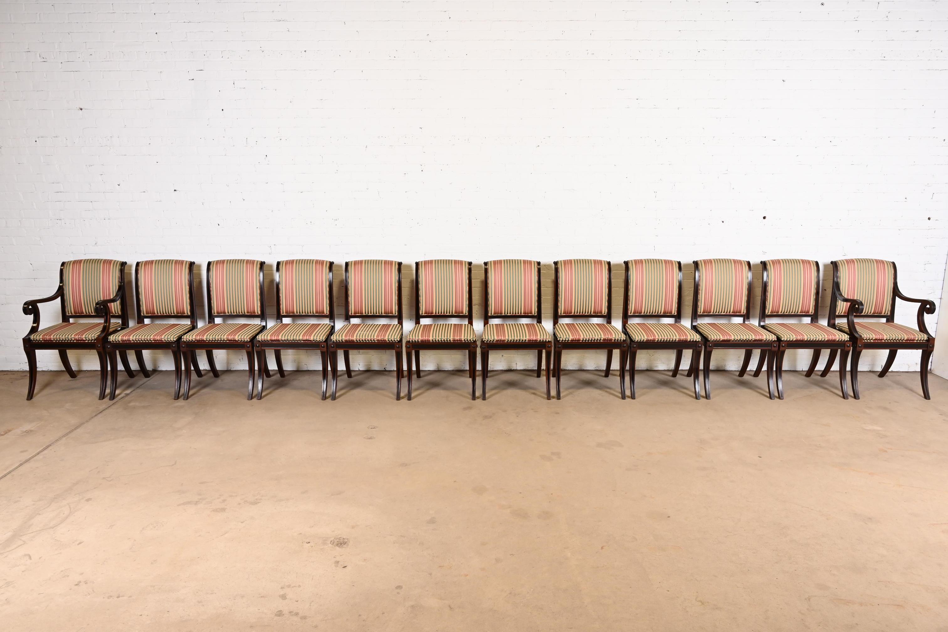 Baker Furniture Regency-Esszimmerstühle aus Mahagoni und ebonisiertem Mahagoni, Satz von zwölf Stühlen (20. Jahrhundert) im Angebot