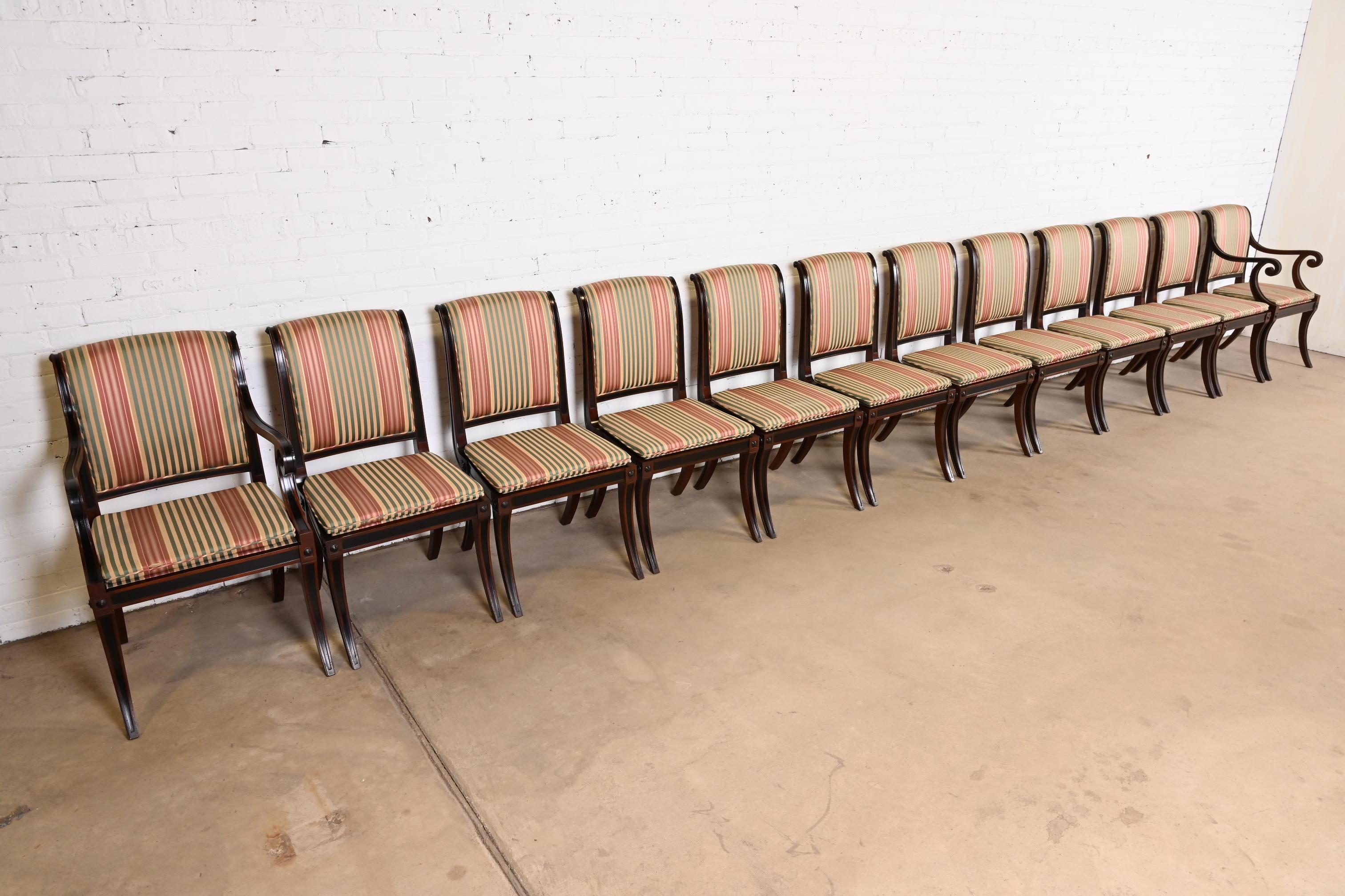 Baker Furniture Regency-Esszimmerstühle aus Mahagoni und ebonisiertem Mahagoni, Satz von zwölf Stühlen im Angebot 1