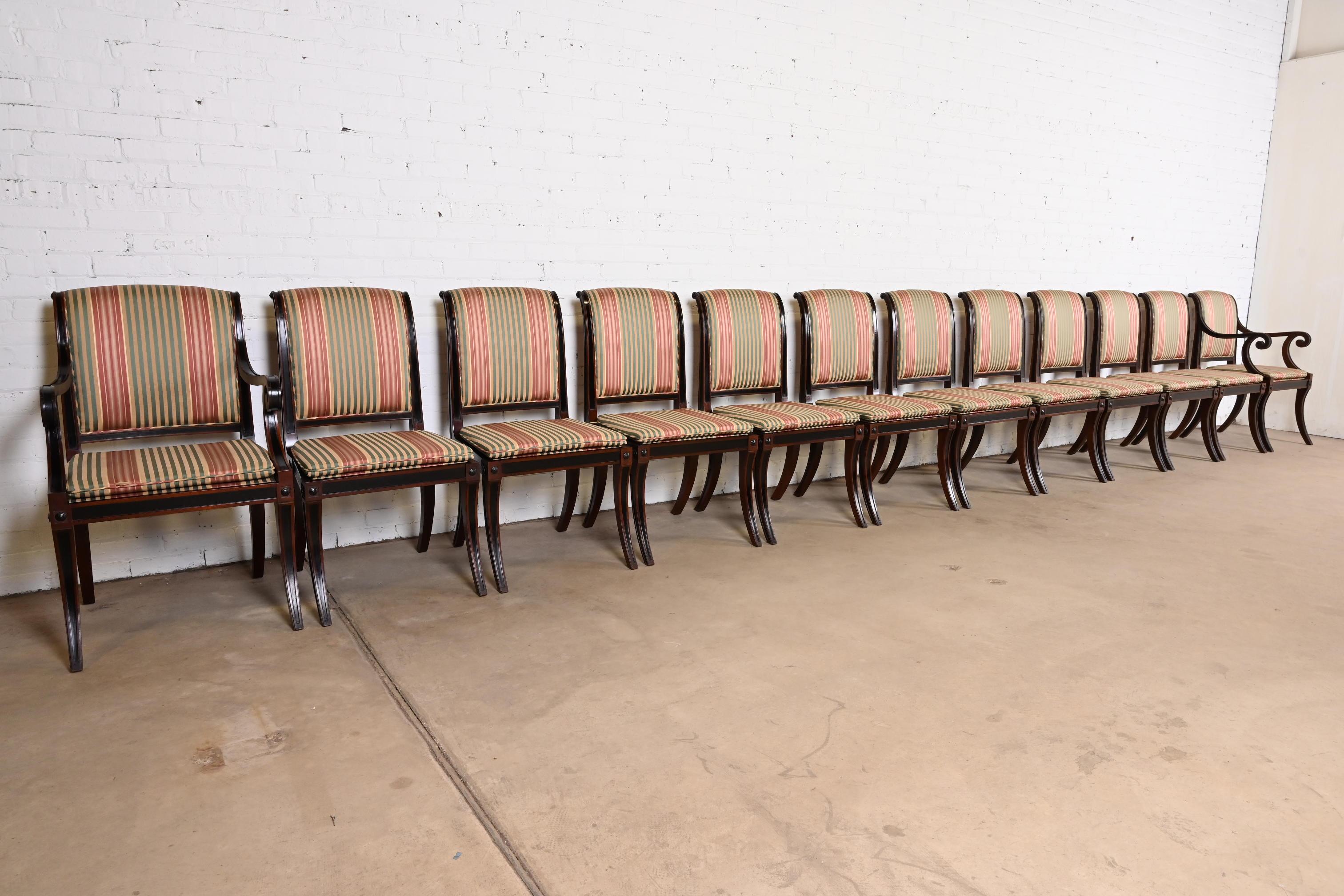 Baker Furniture ensemble de douze chaises de salle à manger Regency en acajou et en ébène en vente 1