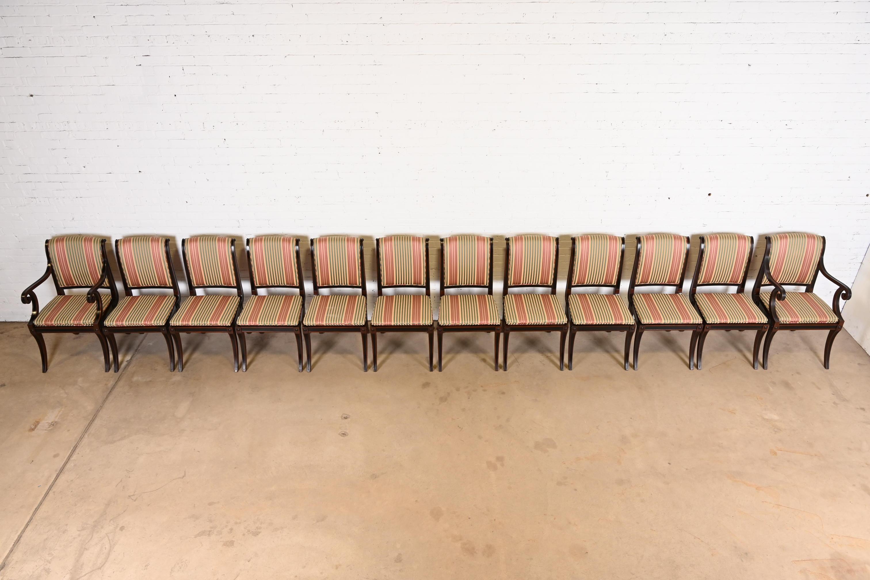 Baker Furniture Regency-Esszimmerstühle aus Mahagoni und ebonisiertem Mahagoni, Satz von zwölf Stühlen im Angebot 3