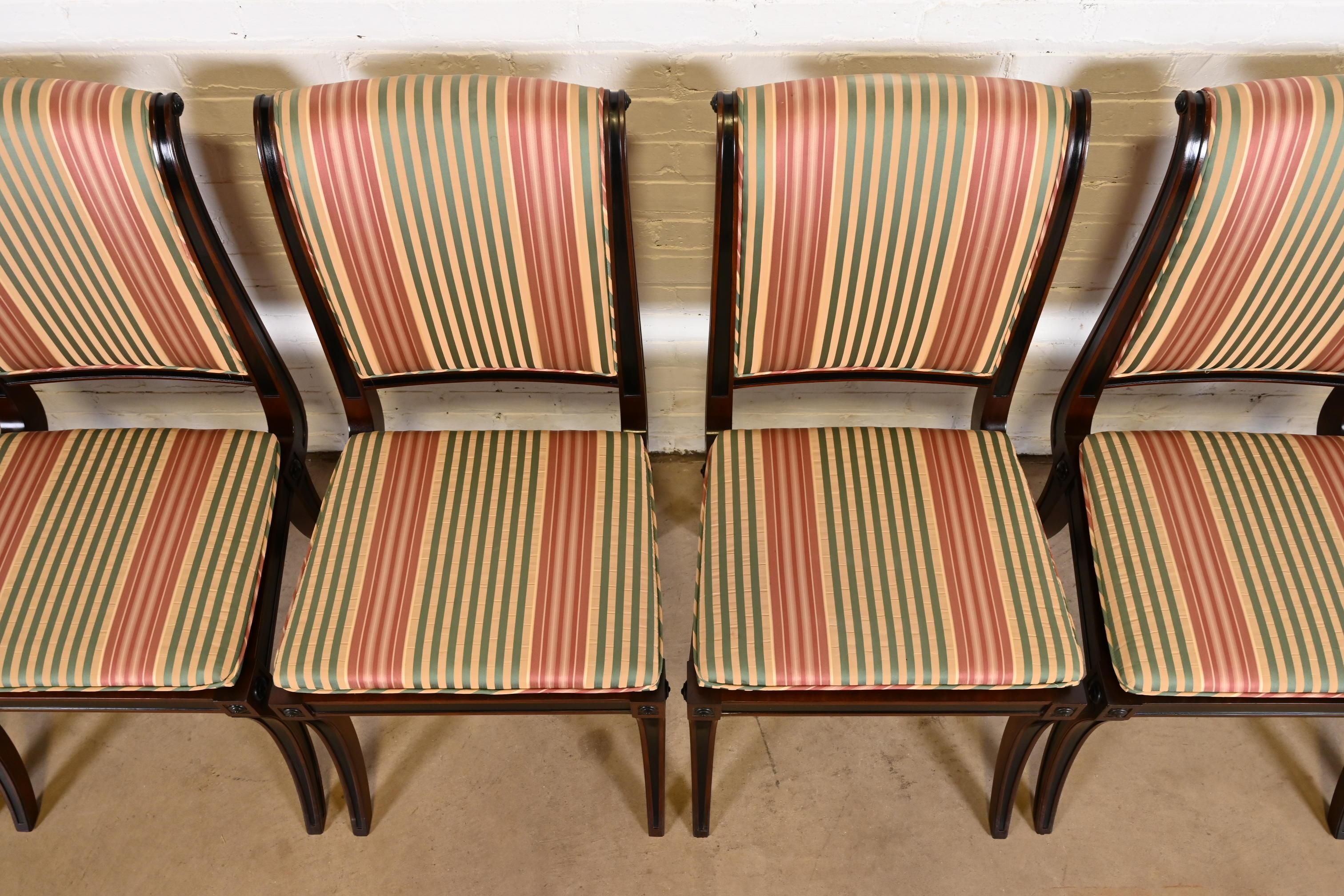 Baker Furniture Regency-Esszimmerstühle aus Mahagoni und ebonisiertem Mahagoni, Satz von zwölf Stühlen im Angebot 4
