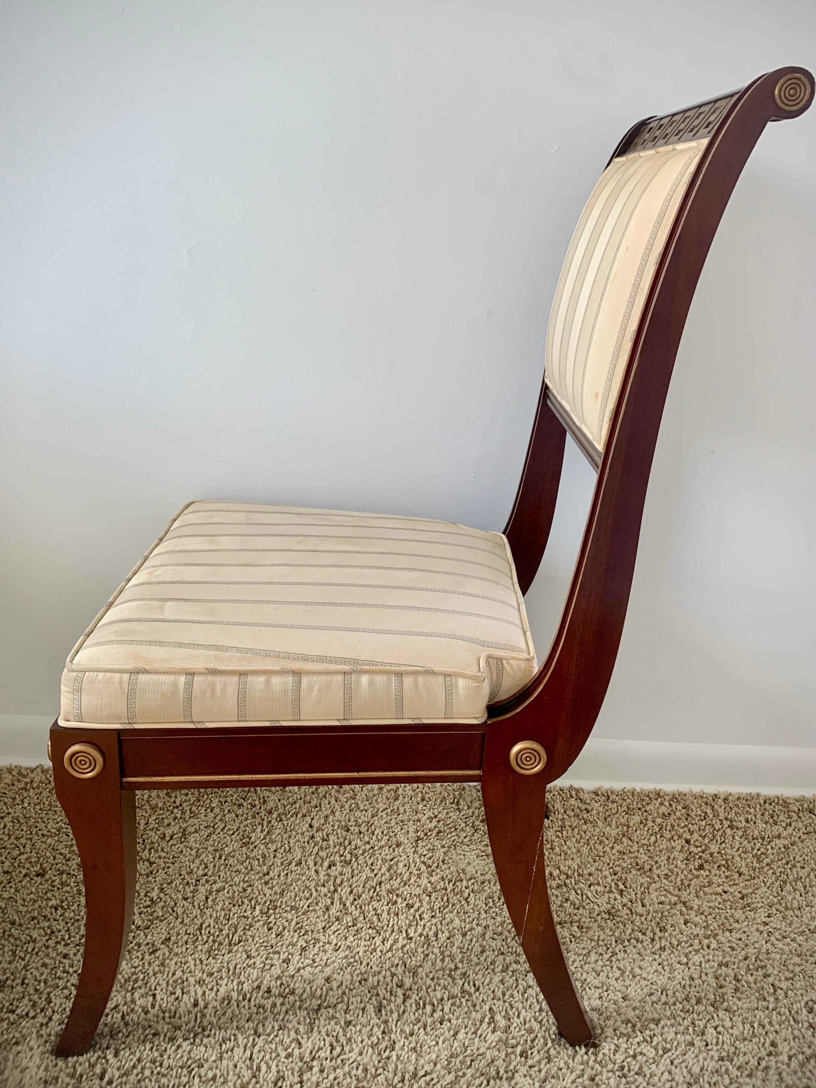 Chaise de salle à manger tapissée en acajou et bois doré de Baker Furniture Regency Greek Key en vente 3