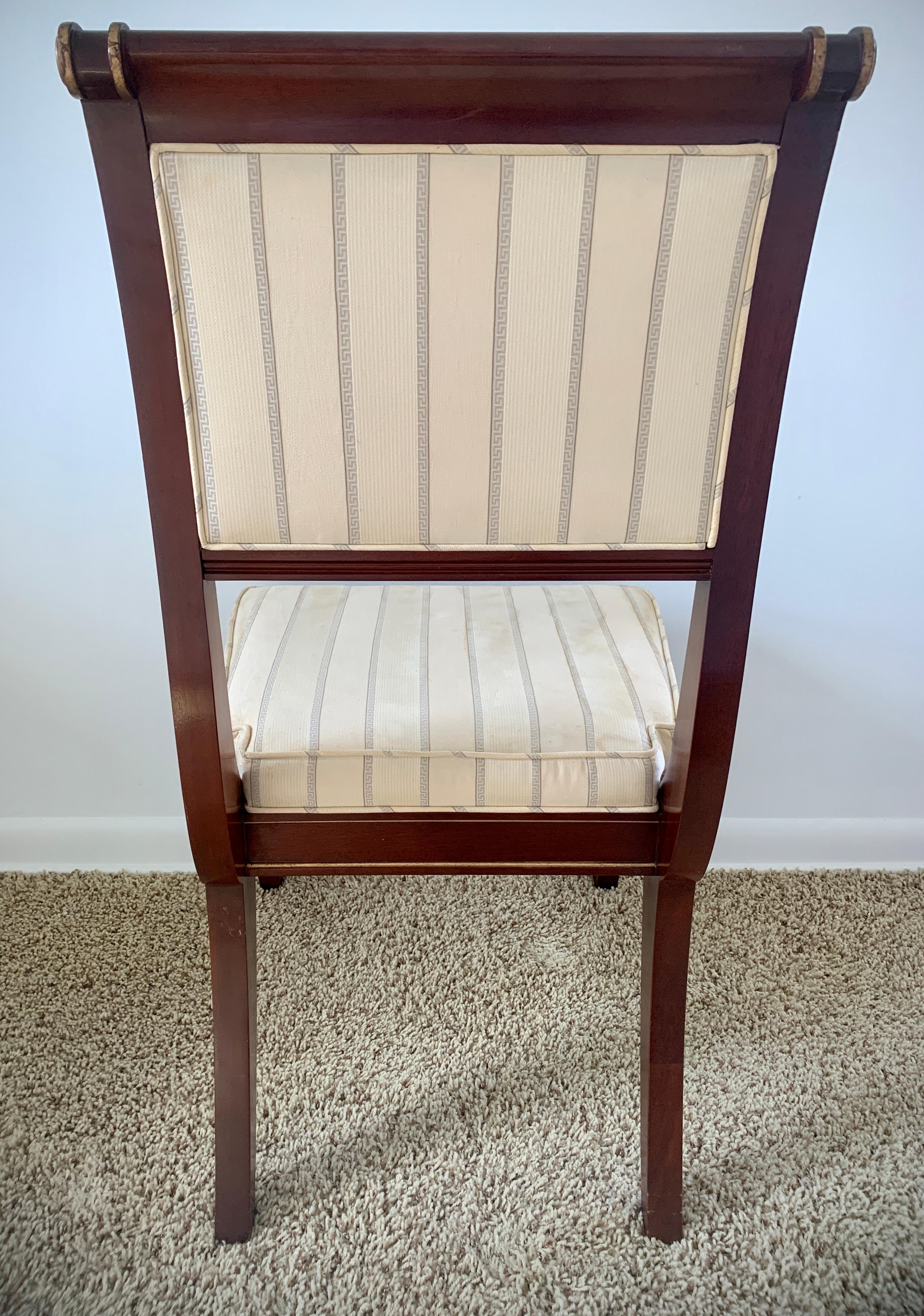 Chaise de salle à manger tapissée en acajou et bois doré de Baker Furniture Regency Greek Key en vente 4