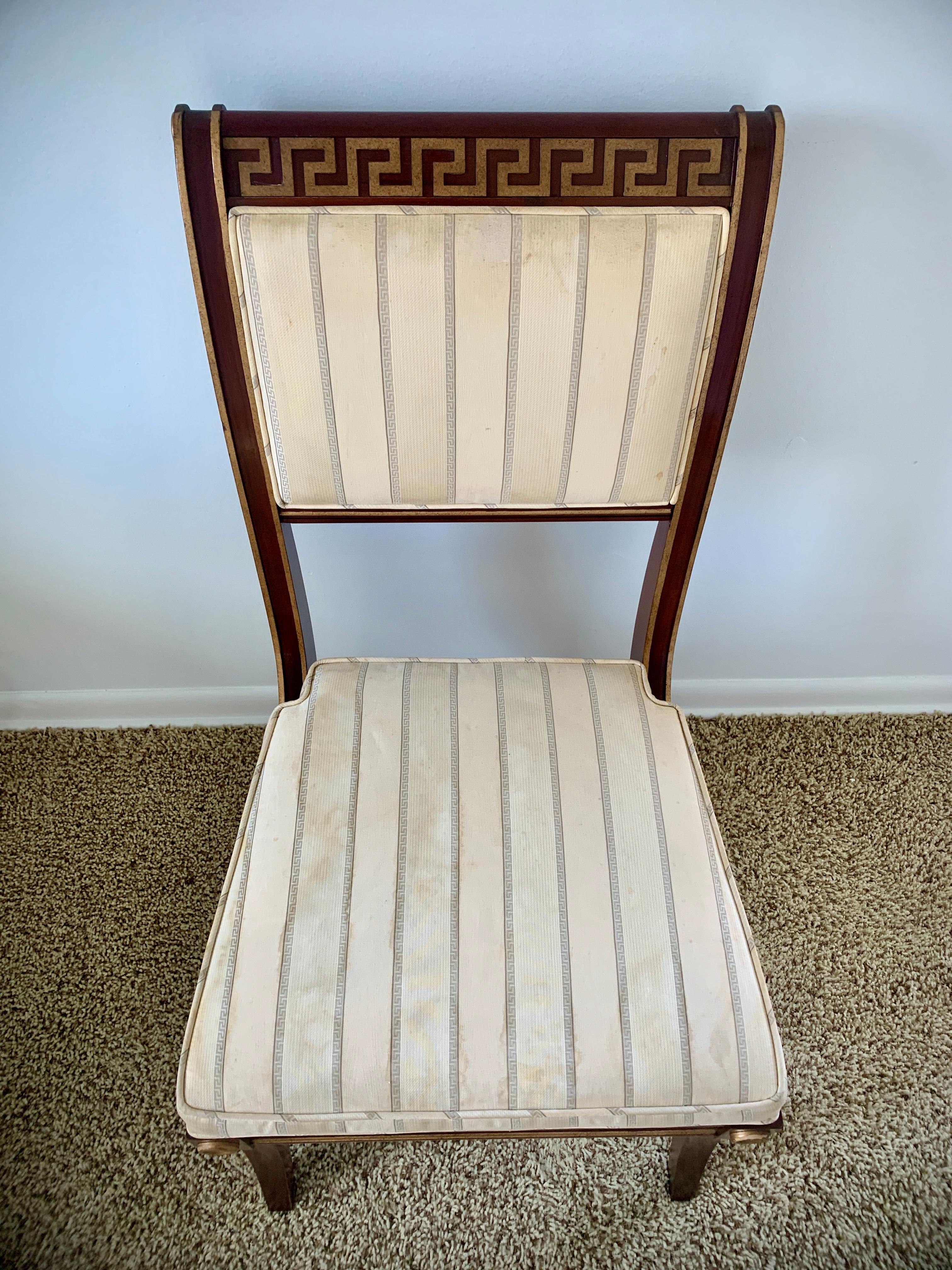 Néoclassique Chaise de salle à manger tapissée en acajou et bois doré de Baker Furniture Regency Greek Key en vente