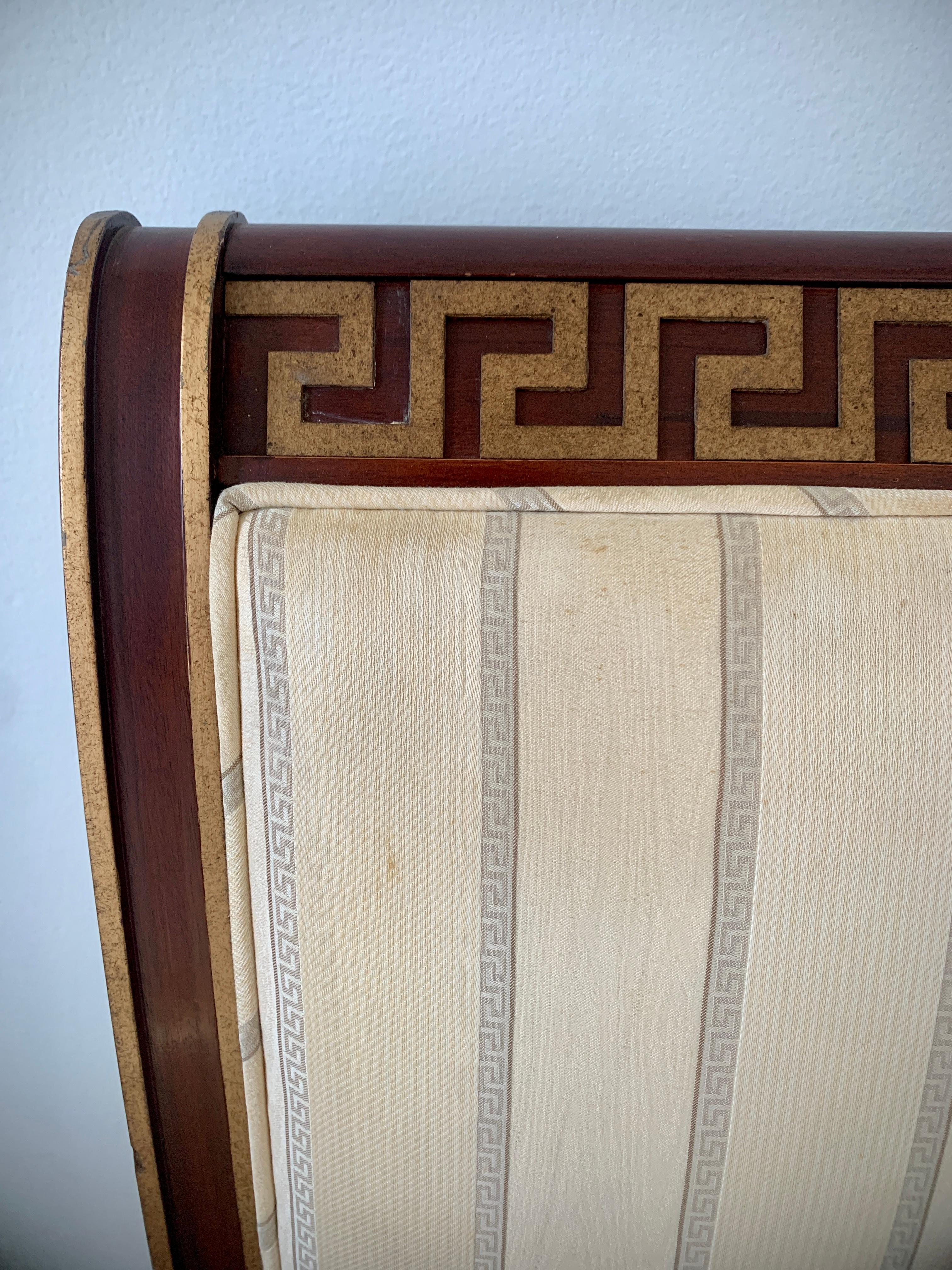 Américain Chaise de salle à manger tapissée en acajou et bois doré de Baker Furniture Regency Greek Key en vente