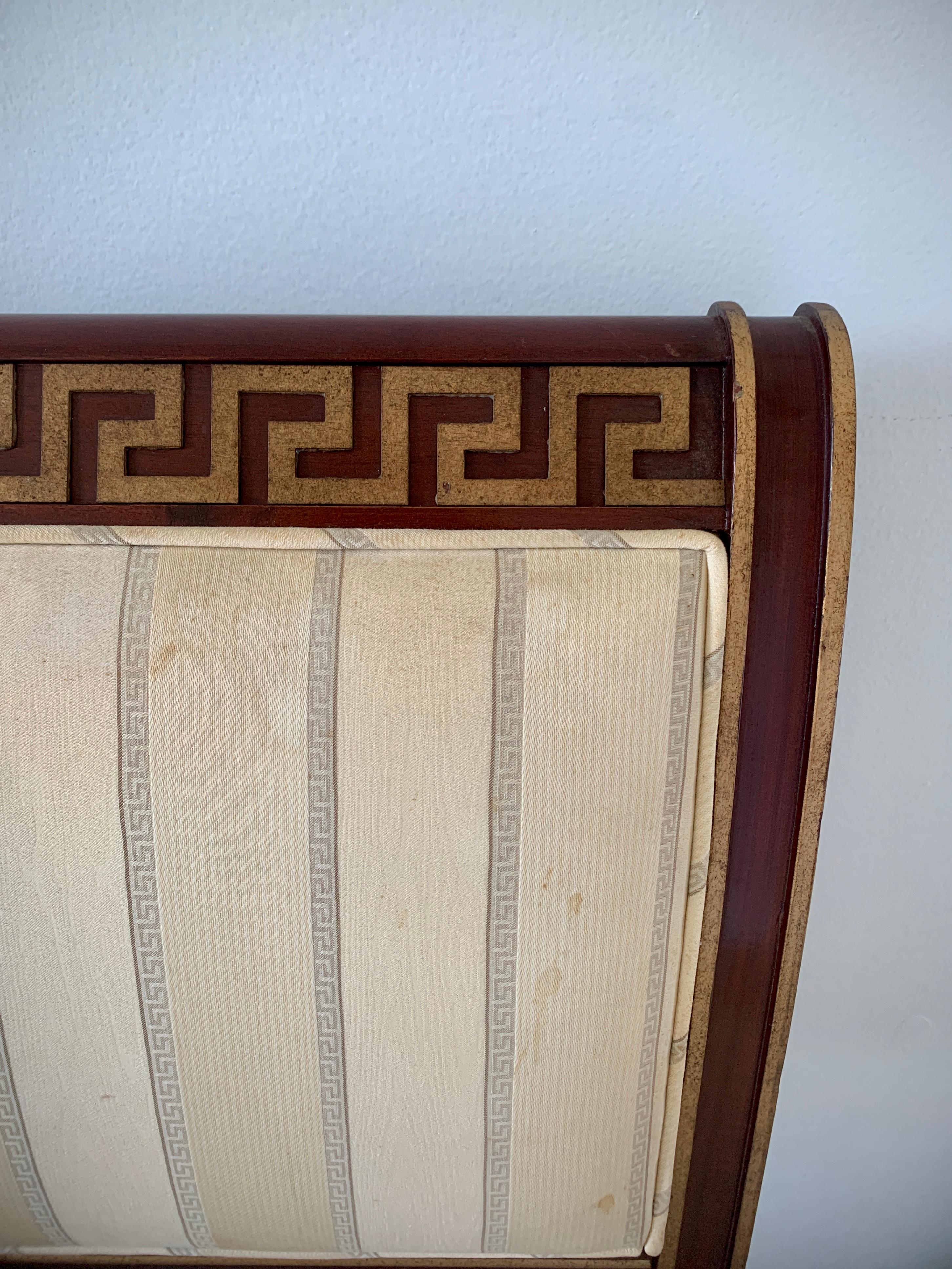 Baker Furniture Regency-Esszimmerstuhl aus Mahagoni und vergoldetem Holz mit griechischem Schlüssel (Polster) im Angebot