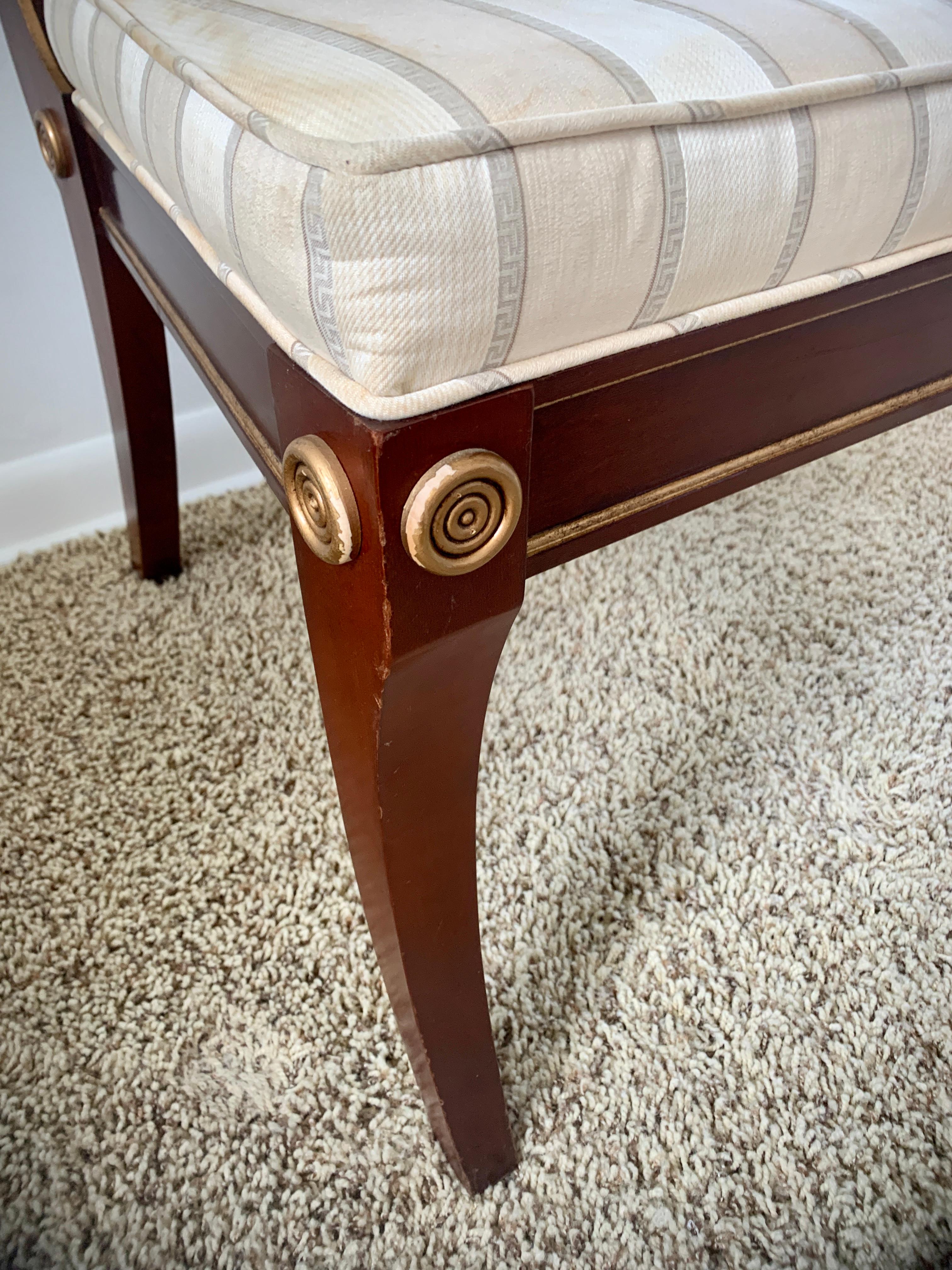 Chaise de salle à manger tapissée en acajou et bois doré de Baker Furniture Regency Greek Key en vente 2