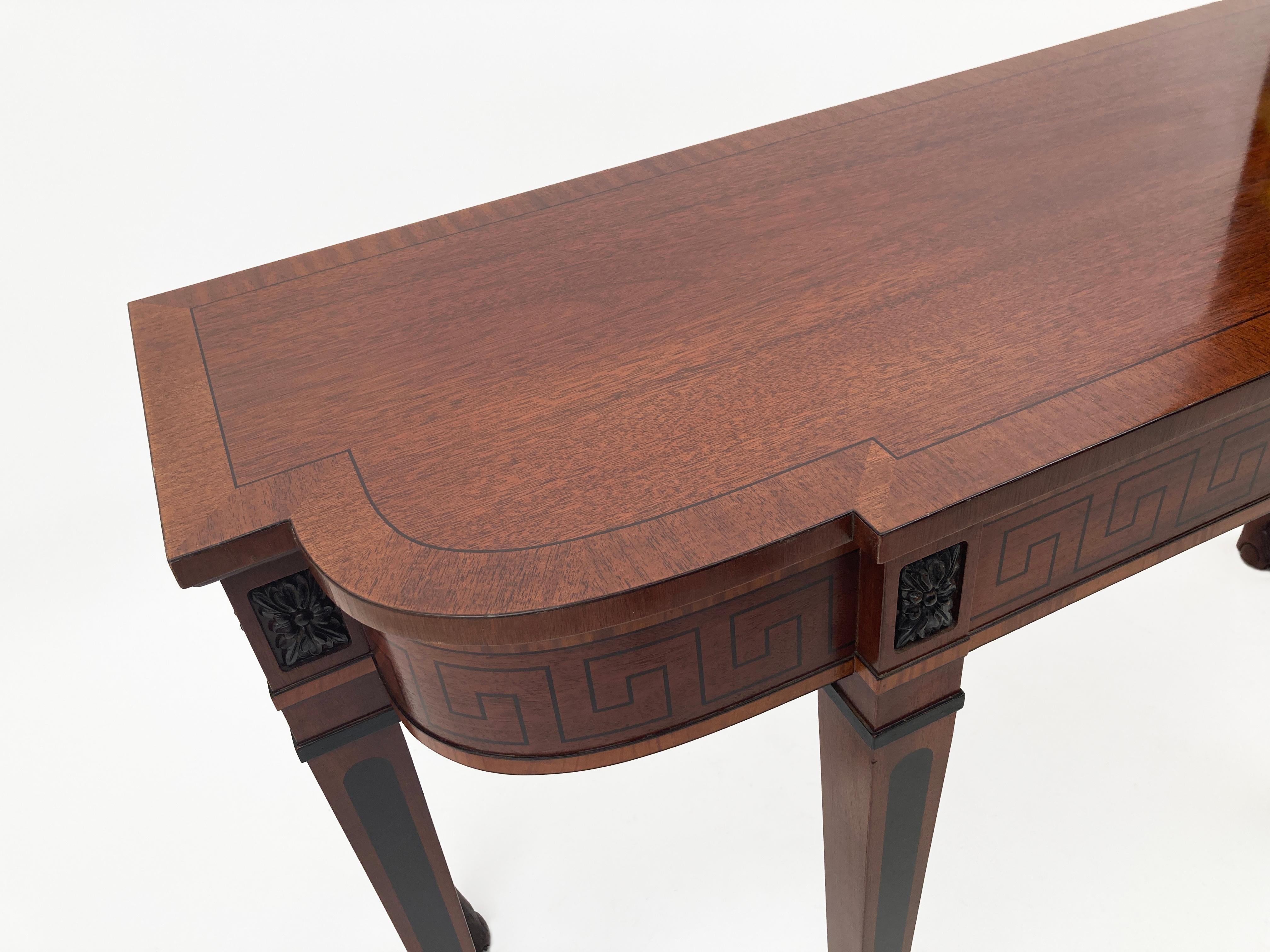 Néo-classique Table console Regency en acajou avec incrustation de clé grecque ébénisée de Baker Furniture  en vente