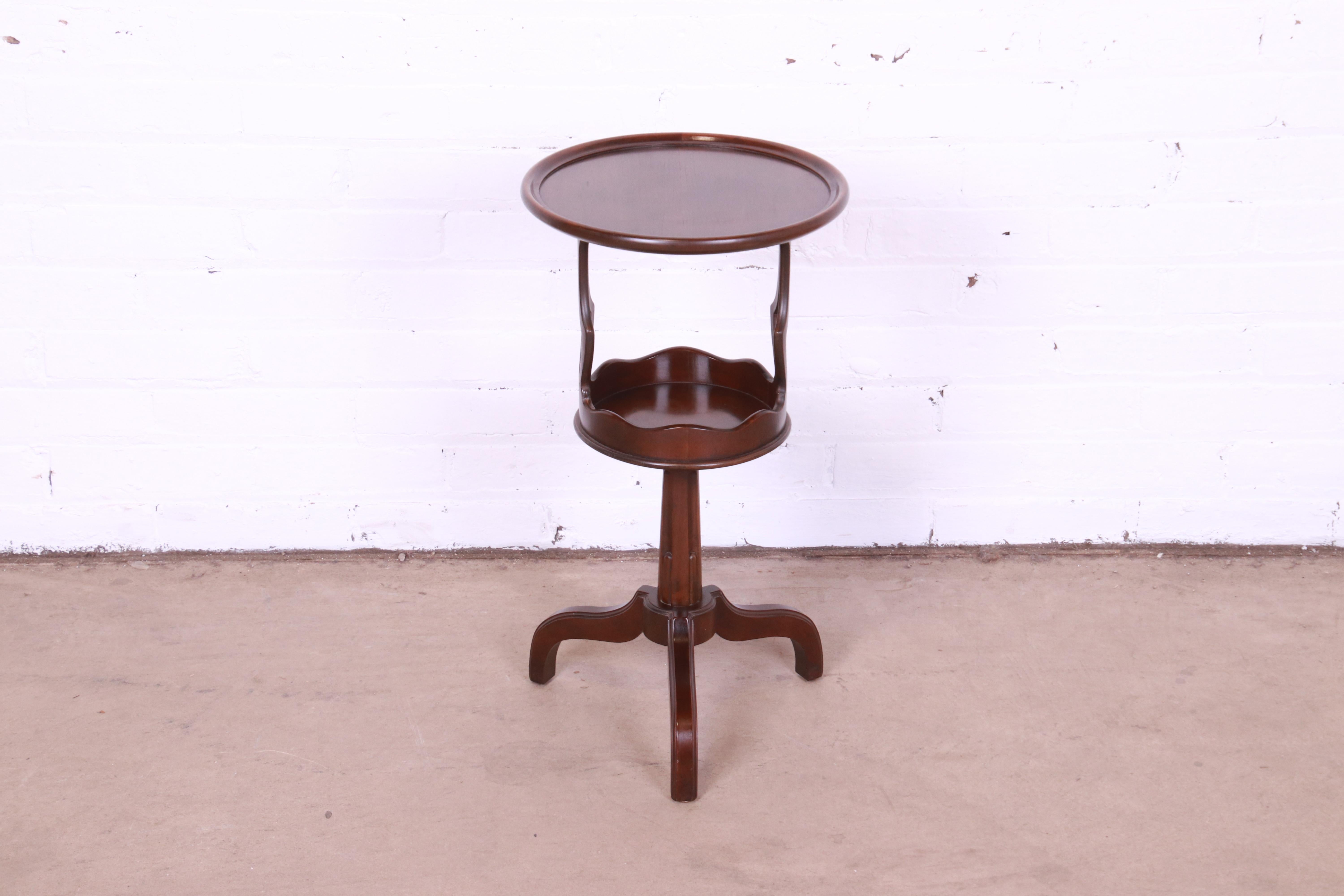 A gorgeous Regency style mahogany two-tier smoker stand or occasional side table

By Baker Furniture

USA, Circa 1960s

Measures: 12