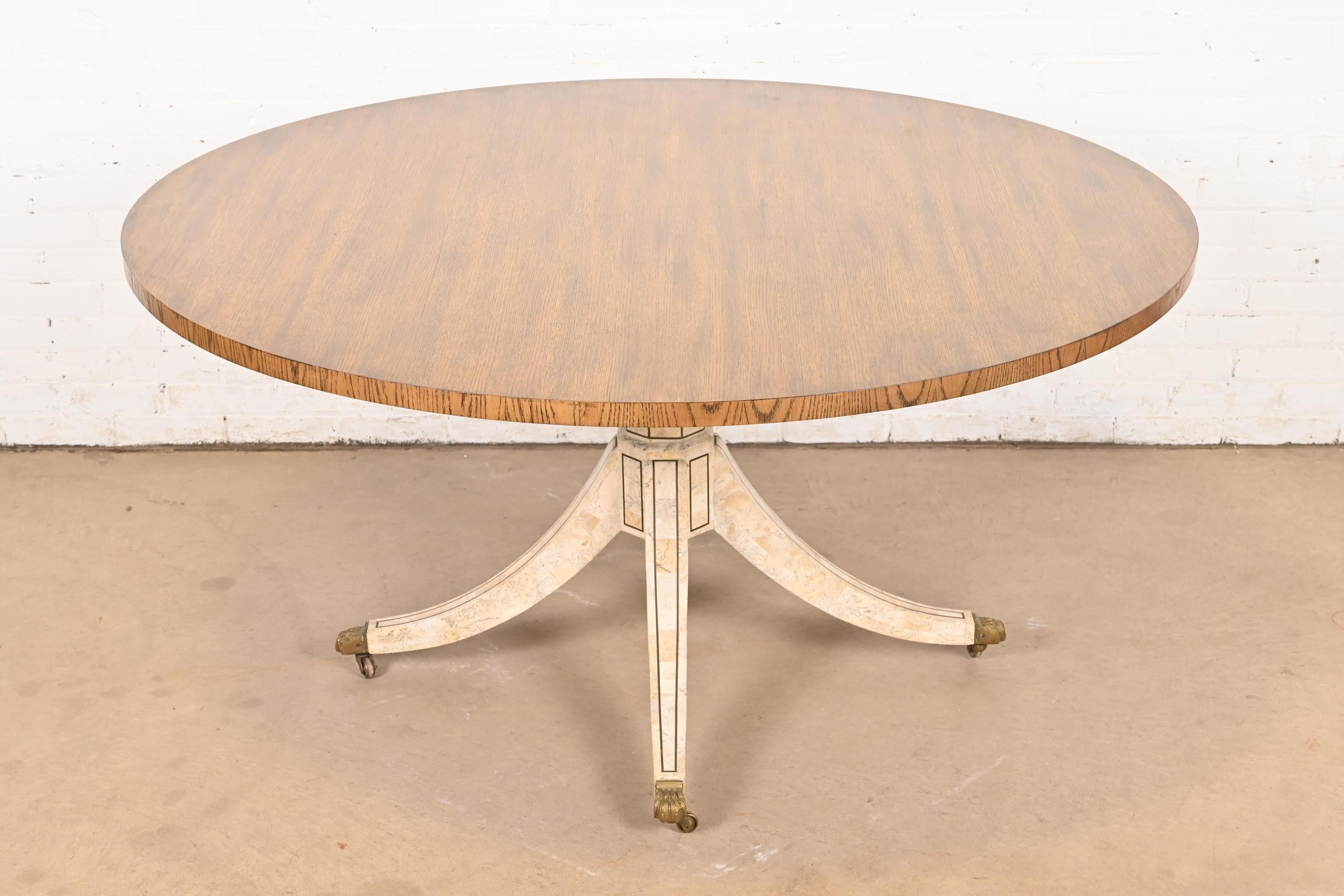 Un exceptionnel guéridon de style géorgien ou régence pour la salle à manger ou le petit déjeuner.

Par Baker Furniture

USA, Circa Late 20th Century

Magnifique plateau en chêne peigné, avec un piédestal unique en marbre tesselé, et des pieds en