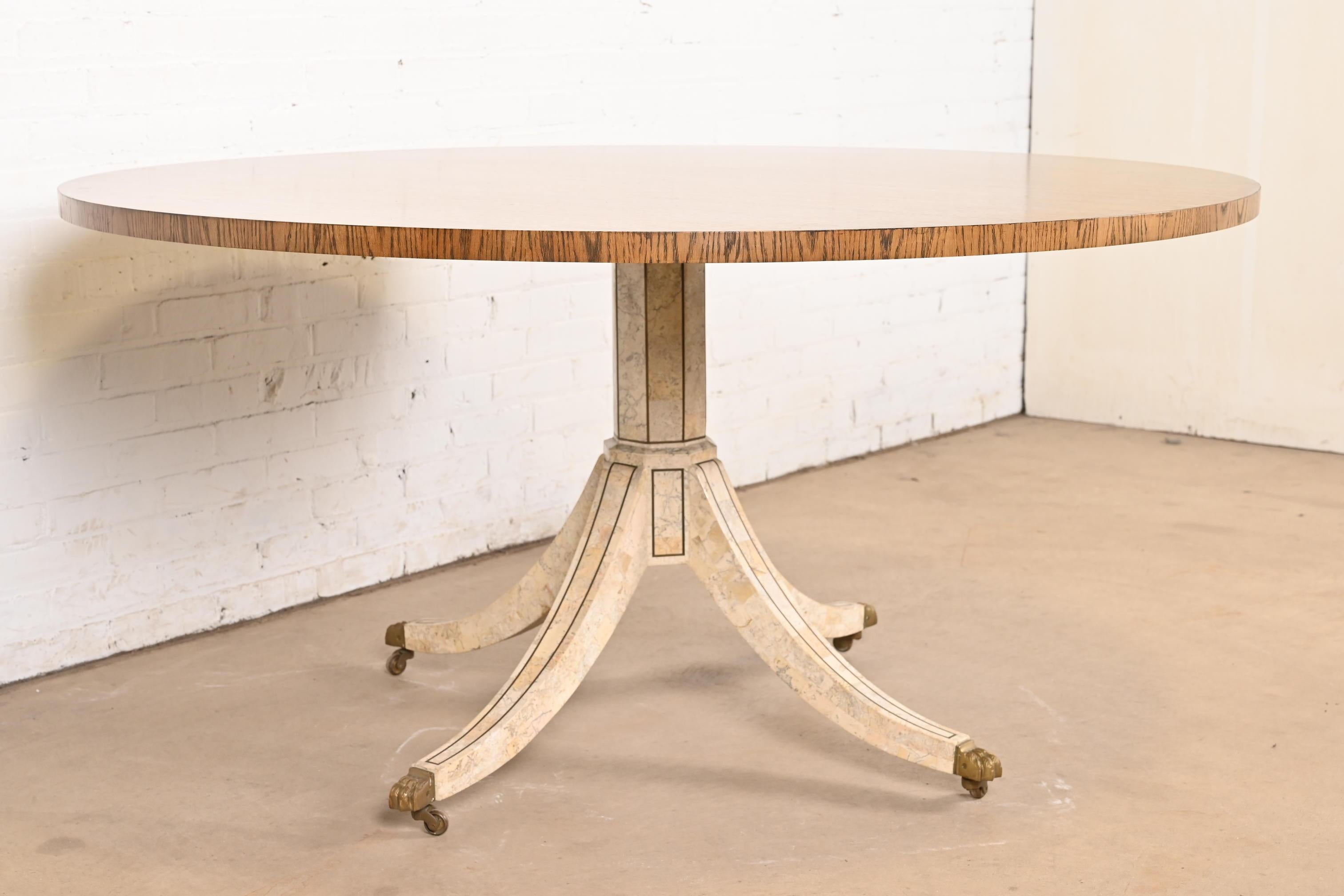20ième siècle Table de salle à manger à piédestal en chêne et marbre tessellé de Baker Furniture Regency en vente