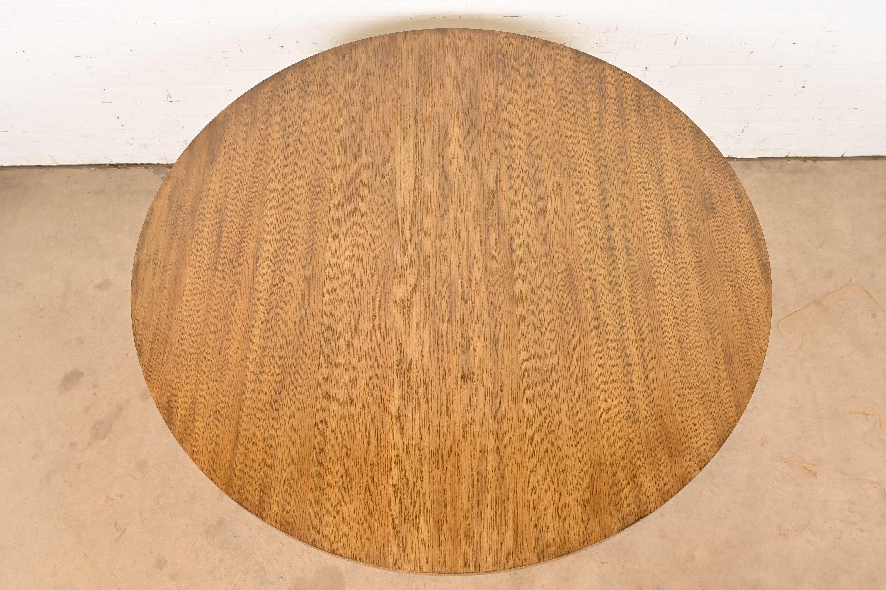 Laiton Table de salle à manger à piédestal en chêne et marbre tessellé de Baker Furniture Regency en vente