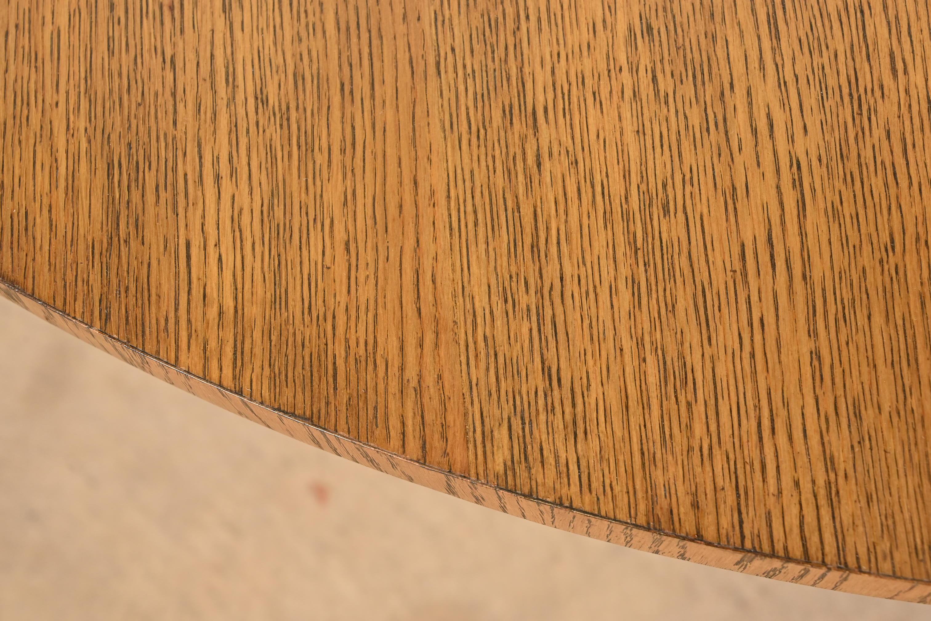 Table de salle à manger à piédestal en chêne et marbre tessellé de Baker Furniture Regency en vente 1