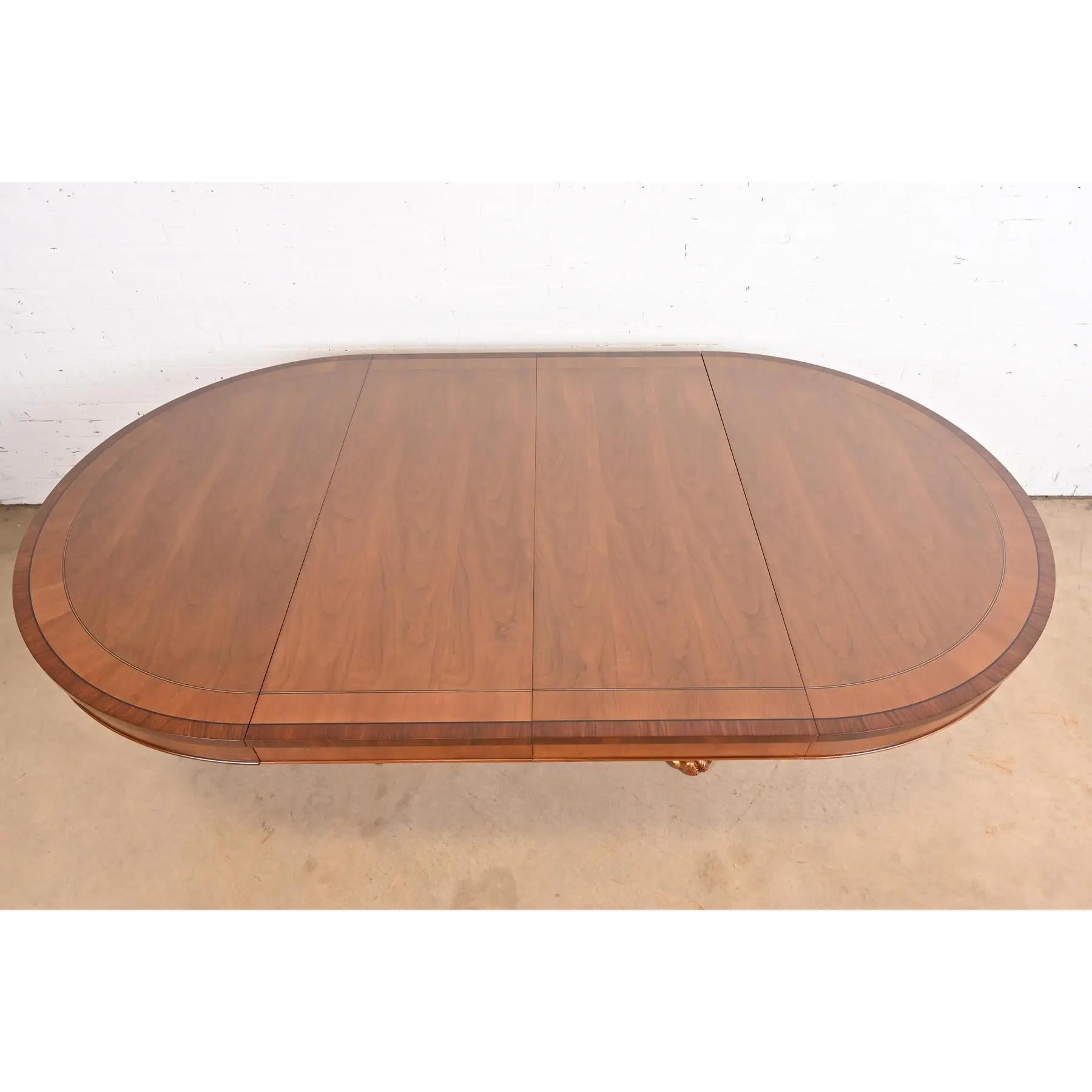 Mesa de Comedor Extensible con Pedestal de Pie Baker Furniture Regency, Acabado en venta 3