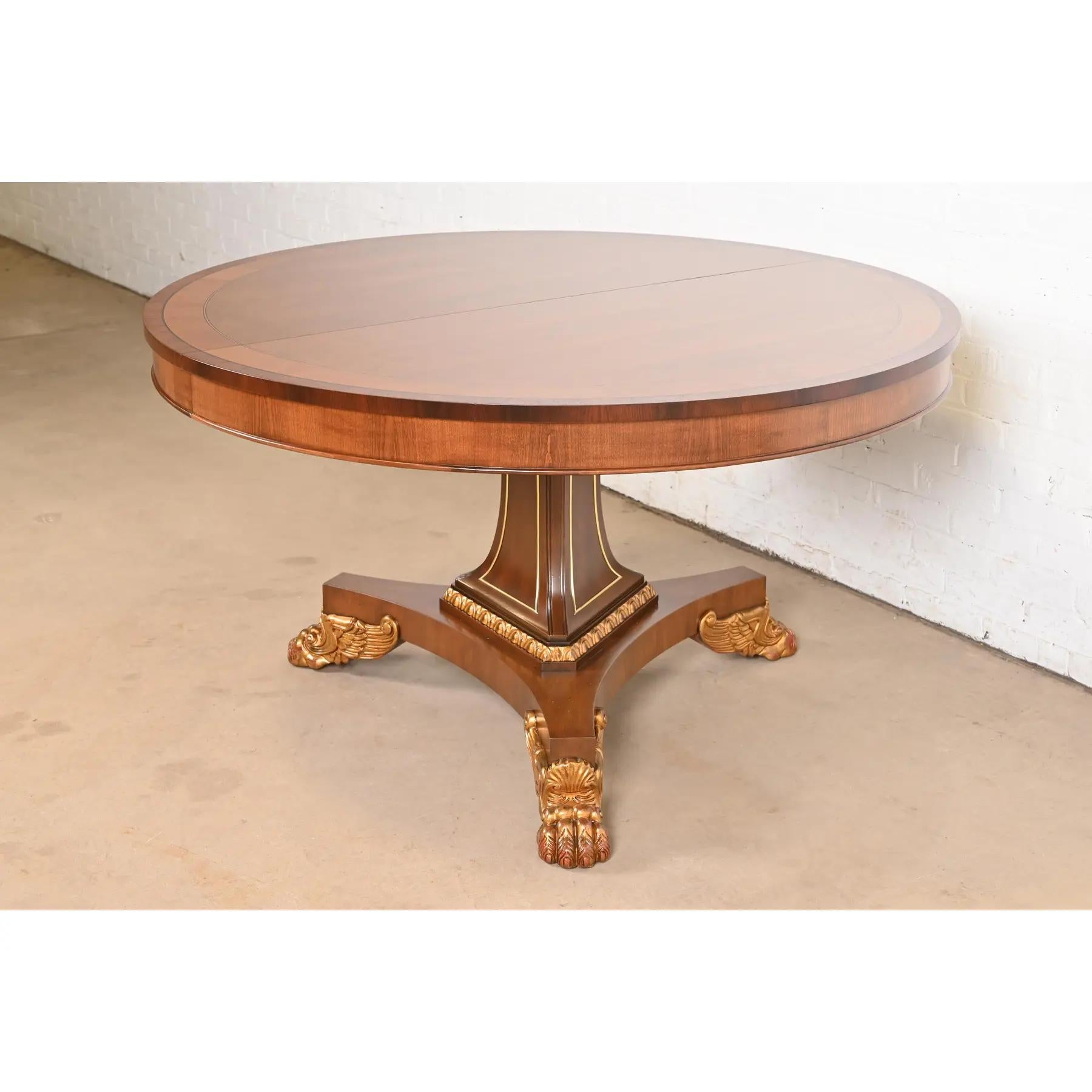 Una magnífica mesa de comedor extensible con pedestal de estilo Imperio, Regencia o Neoclásico

Por Baker Furniture

EE.UU., alrededor de 1980

Preciosa madera de cerezo a juego con el libro, con bandas de palisandro e incrustaciones de ébano en las