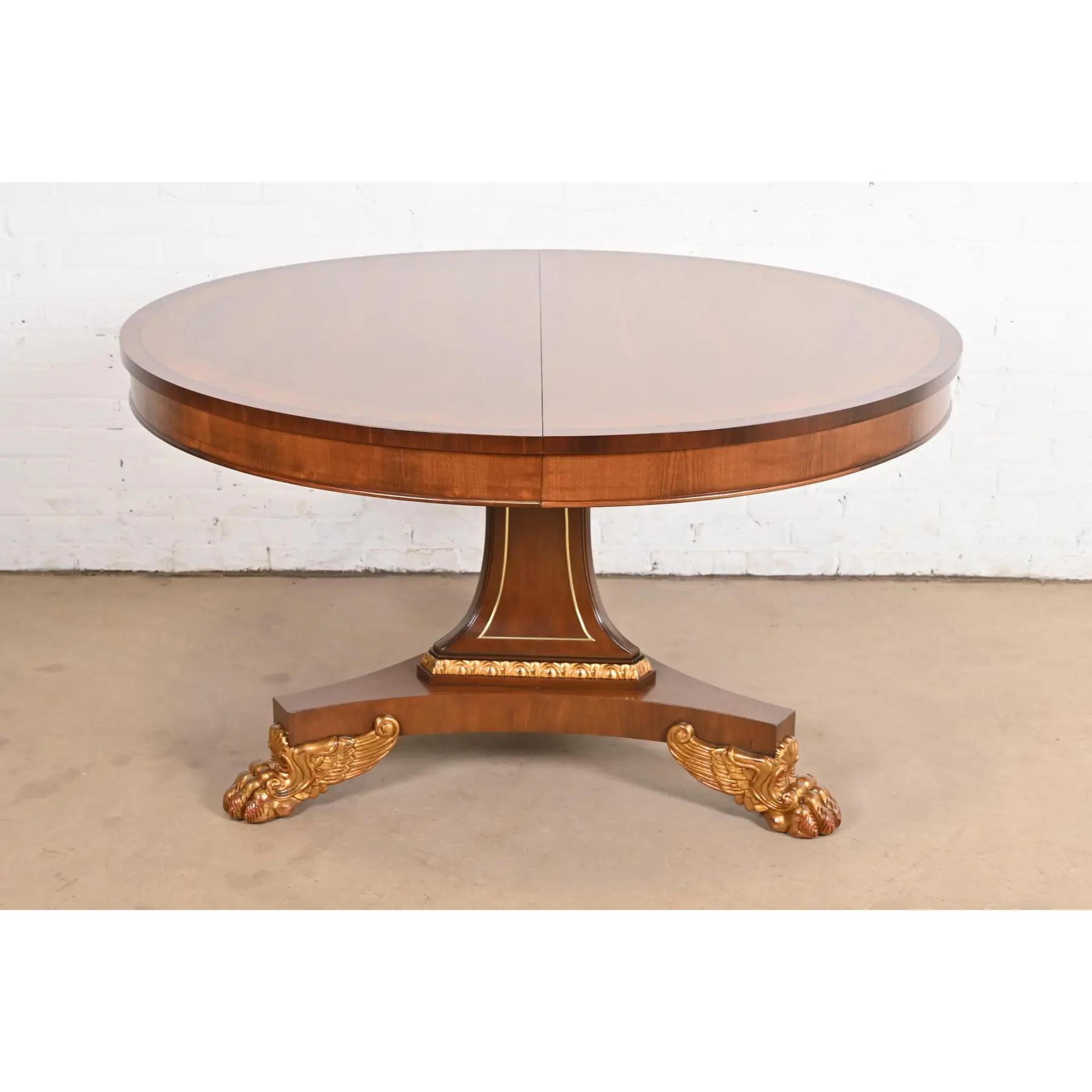 Mesa de Comedor Extensible con Pedestal de Pie Baker Furniture Regency, Acabado Imperio en venta