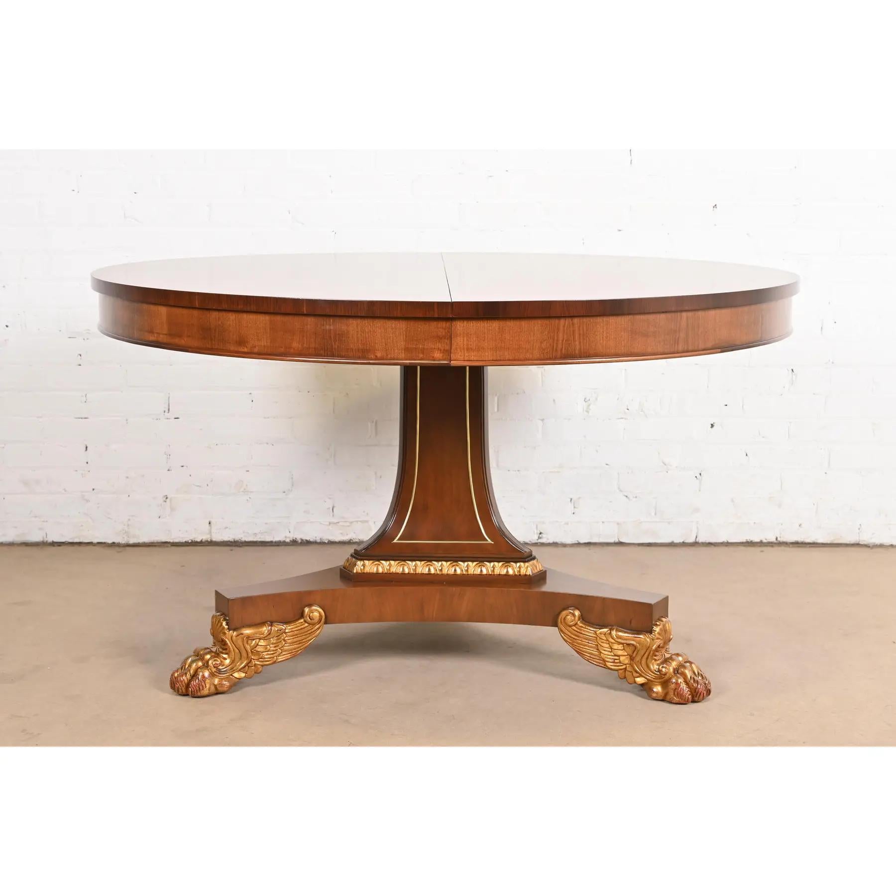 Mesa de Comedor Extensible con Pedestal de Pie Baker Furniture Regency, Acabado Estadounidense en venta