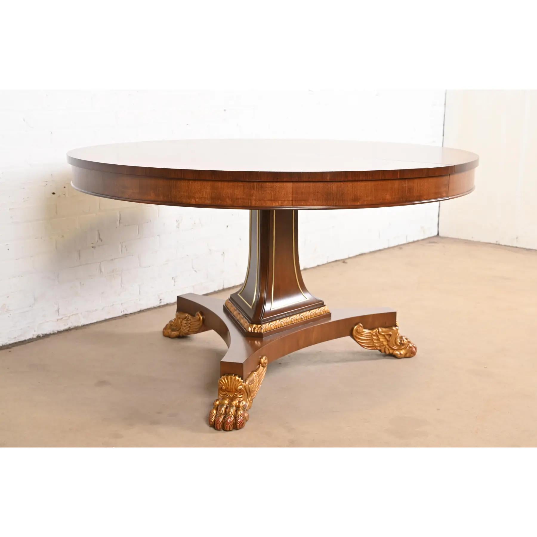 Mesa de Comedor Extensible con Pedestal de Pie Baker Furniture Regency, Acabado en Bueno estado para la venta en South Bend, IN