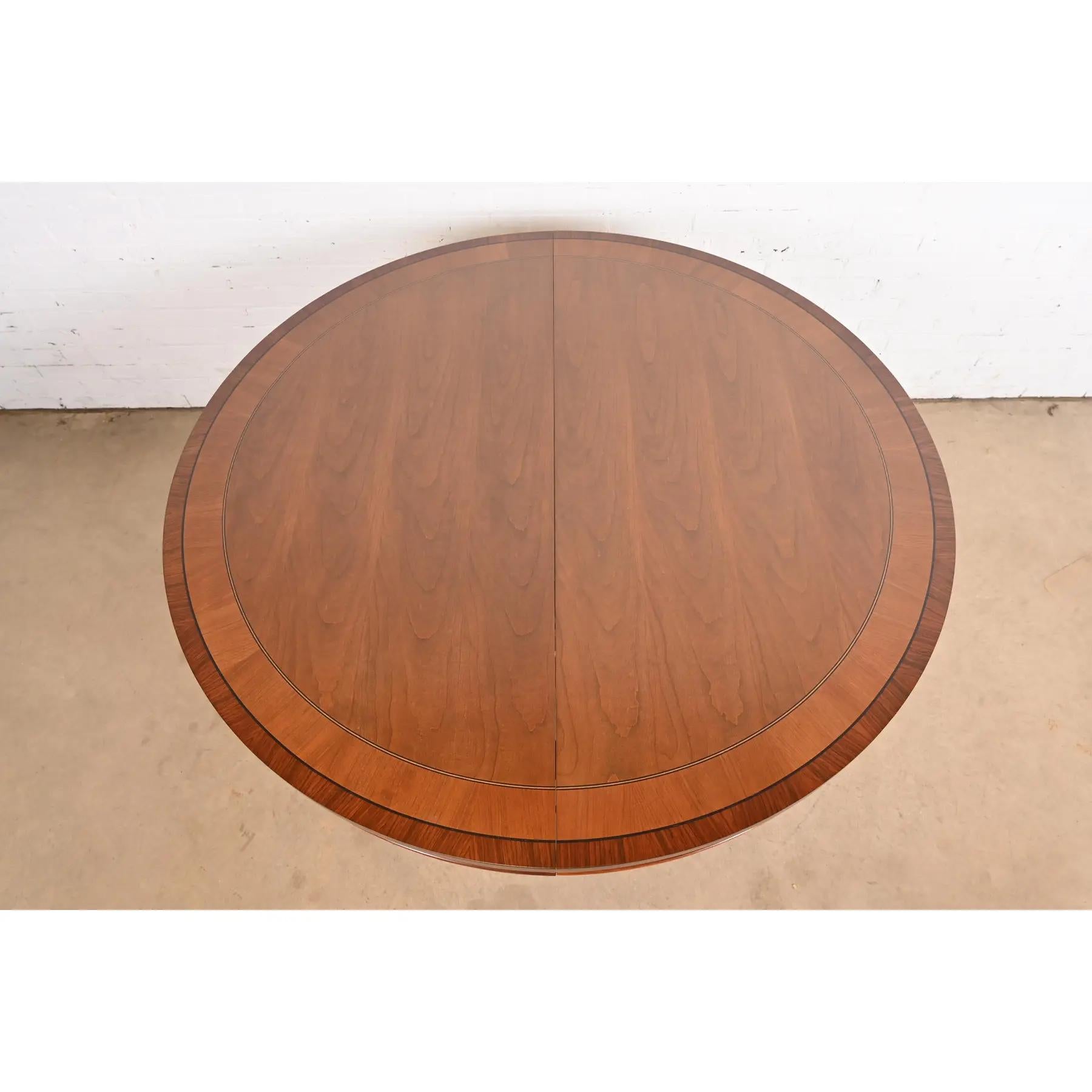 Mesa de Comedor Extensible con Pedestal de Pie Baker Furniture Regency, Acabado finales del siglo XX en venta