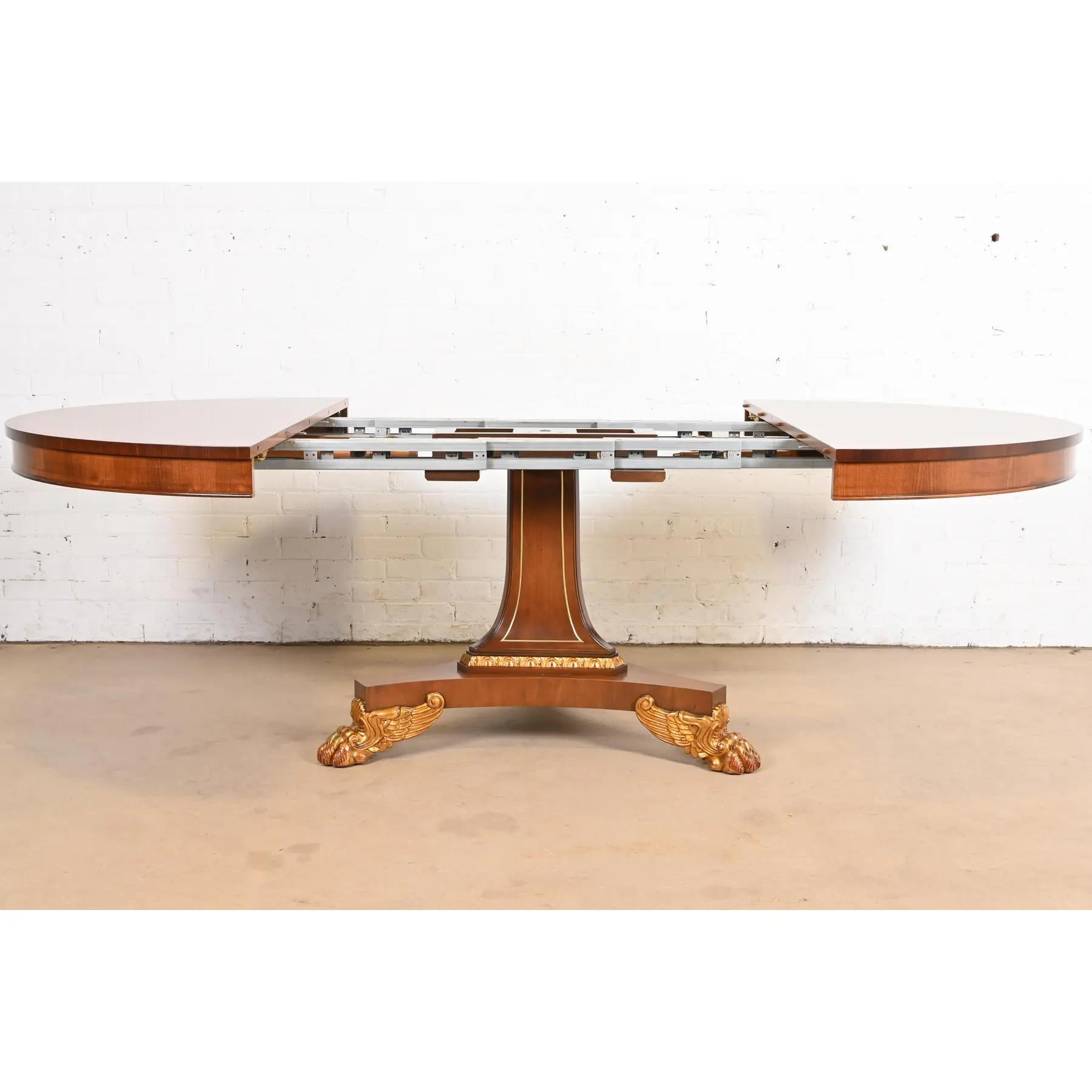 Mesa de Comedor Extensible con Pedestal de Pie Baker Furniture Regency, Acabado Latón en venta